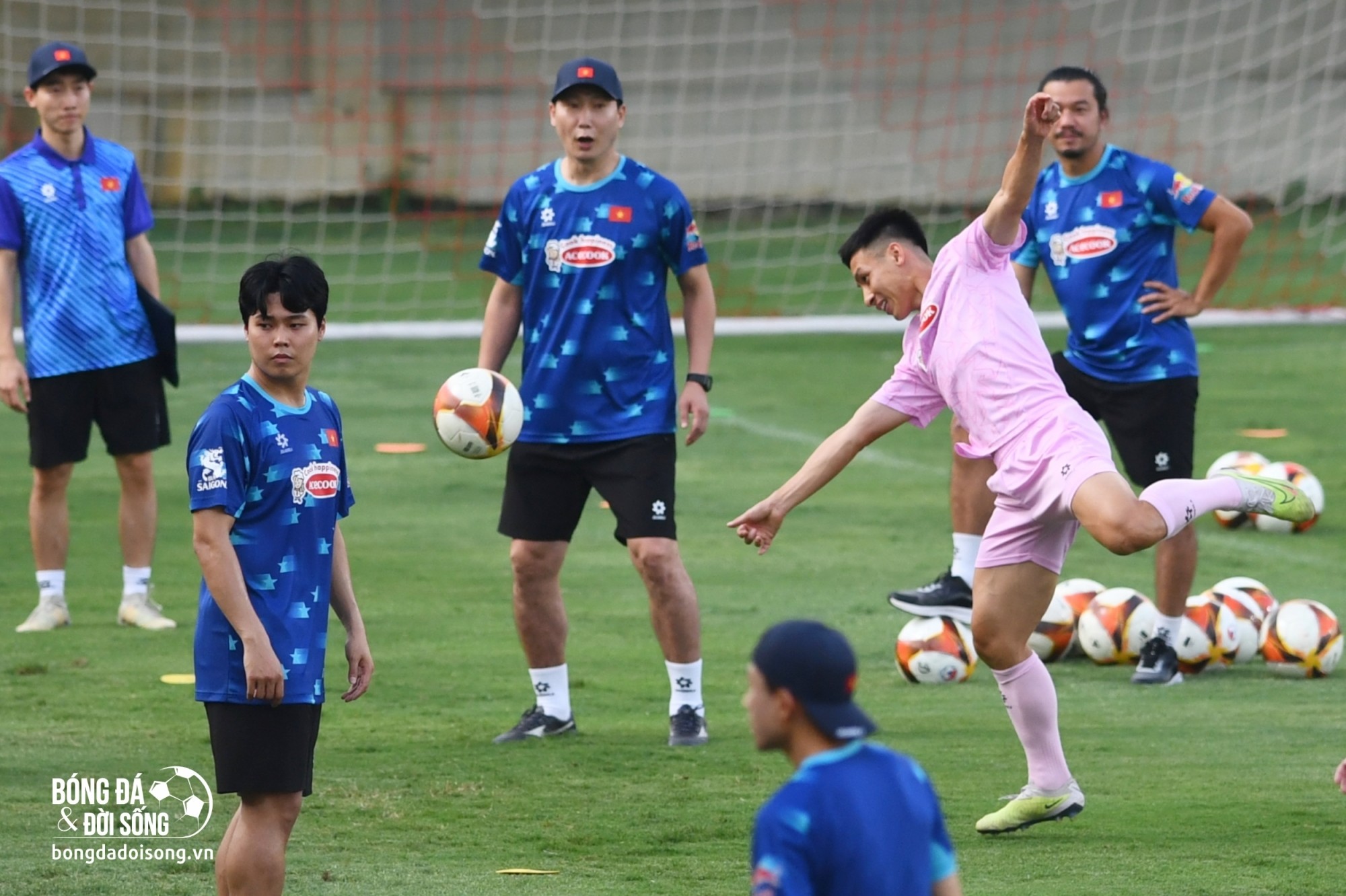 HLV Kim Sang Sik bắt lỗi Tiến Linh, lộ tính cách "ăn thua" qua hành động nhỏ