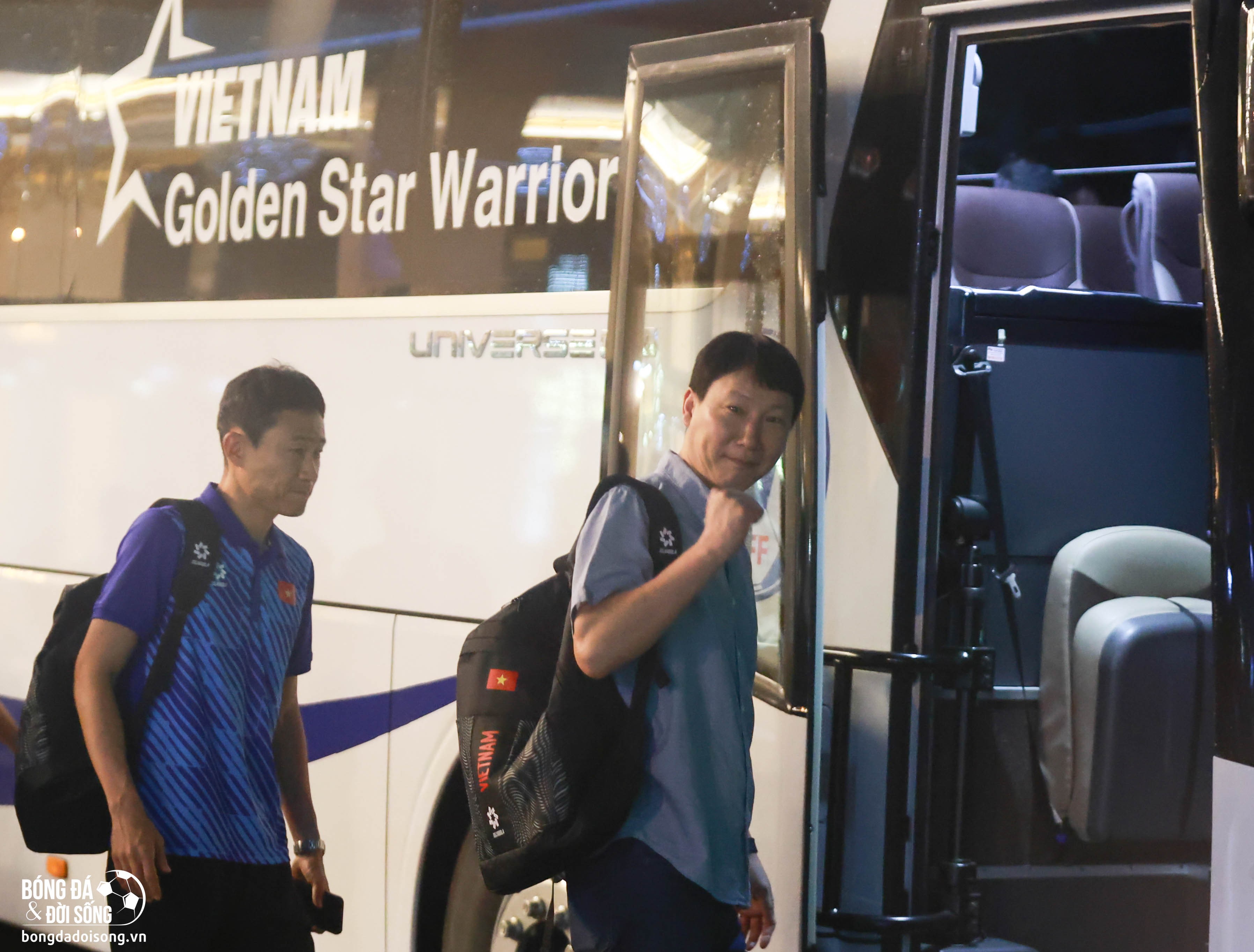 Tuyển Việt Nam lên đường lúc nửa đêm, HLV Kim Sang Sik thể hiện quyết tâm làm nên bất ngờ trước Iraq