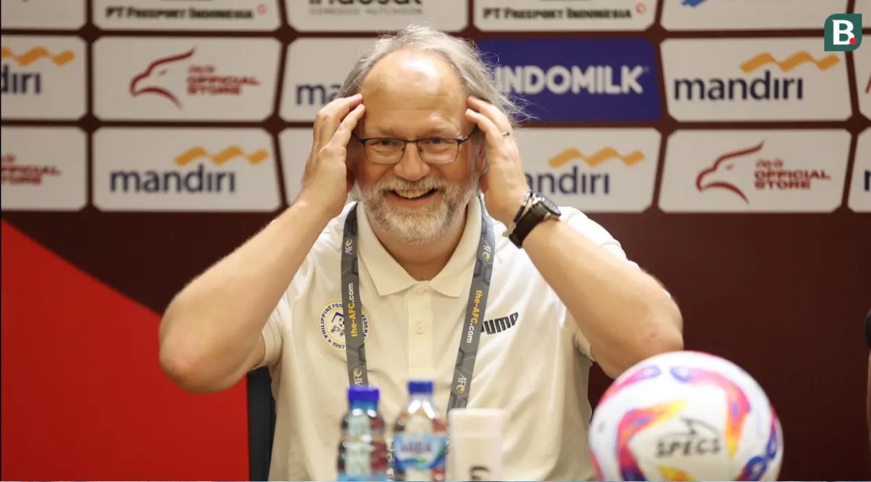 HLV tuyển Philippines "kết thân" với phóng viên Indonesia sau tin đồn bị dọa giết