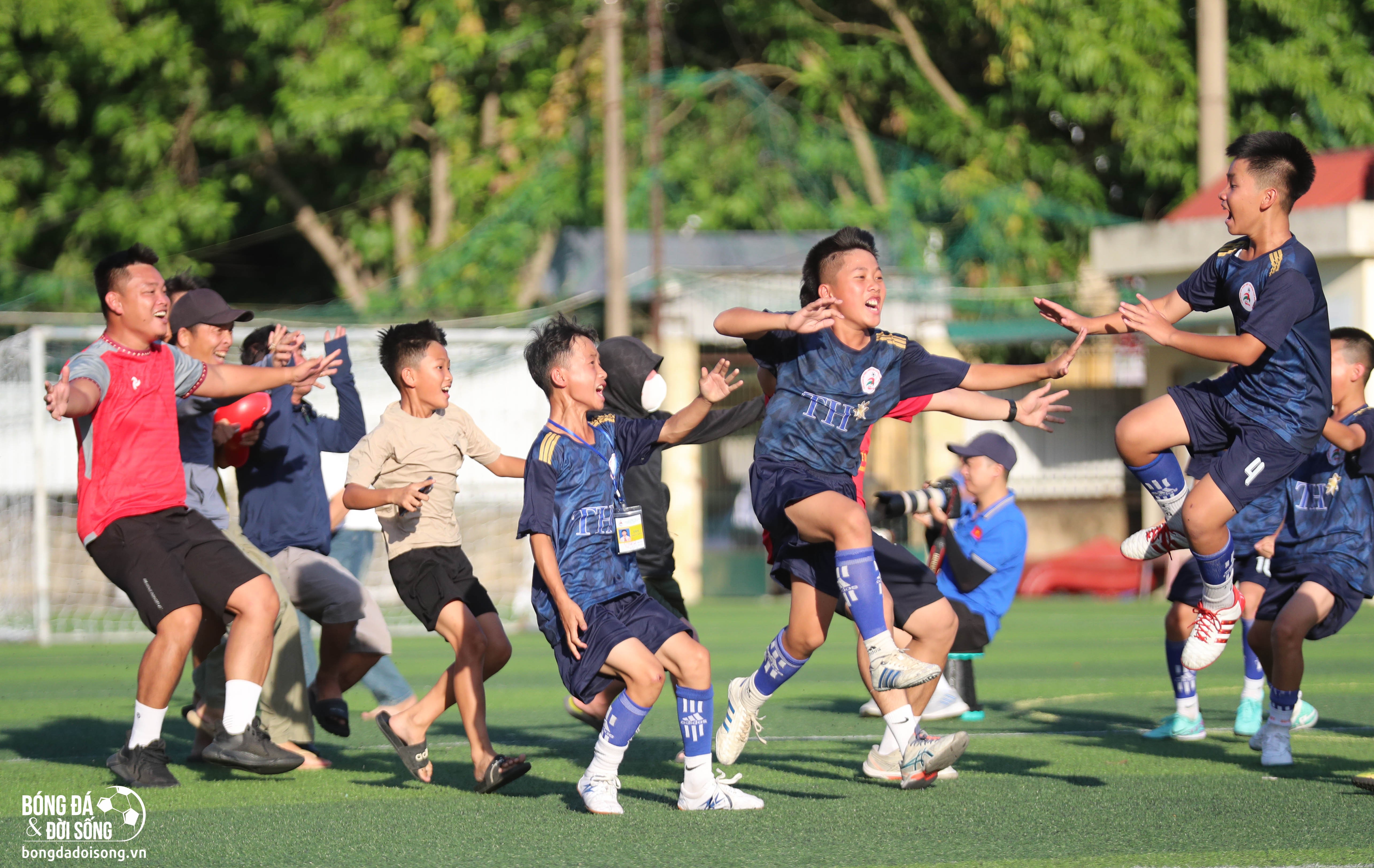 Thắng Quỳ Hợp ở loạt luân lưu cân não, đội bóng thiếu niên Quỳnh Lưu tiến vào chung kết