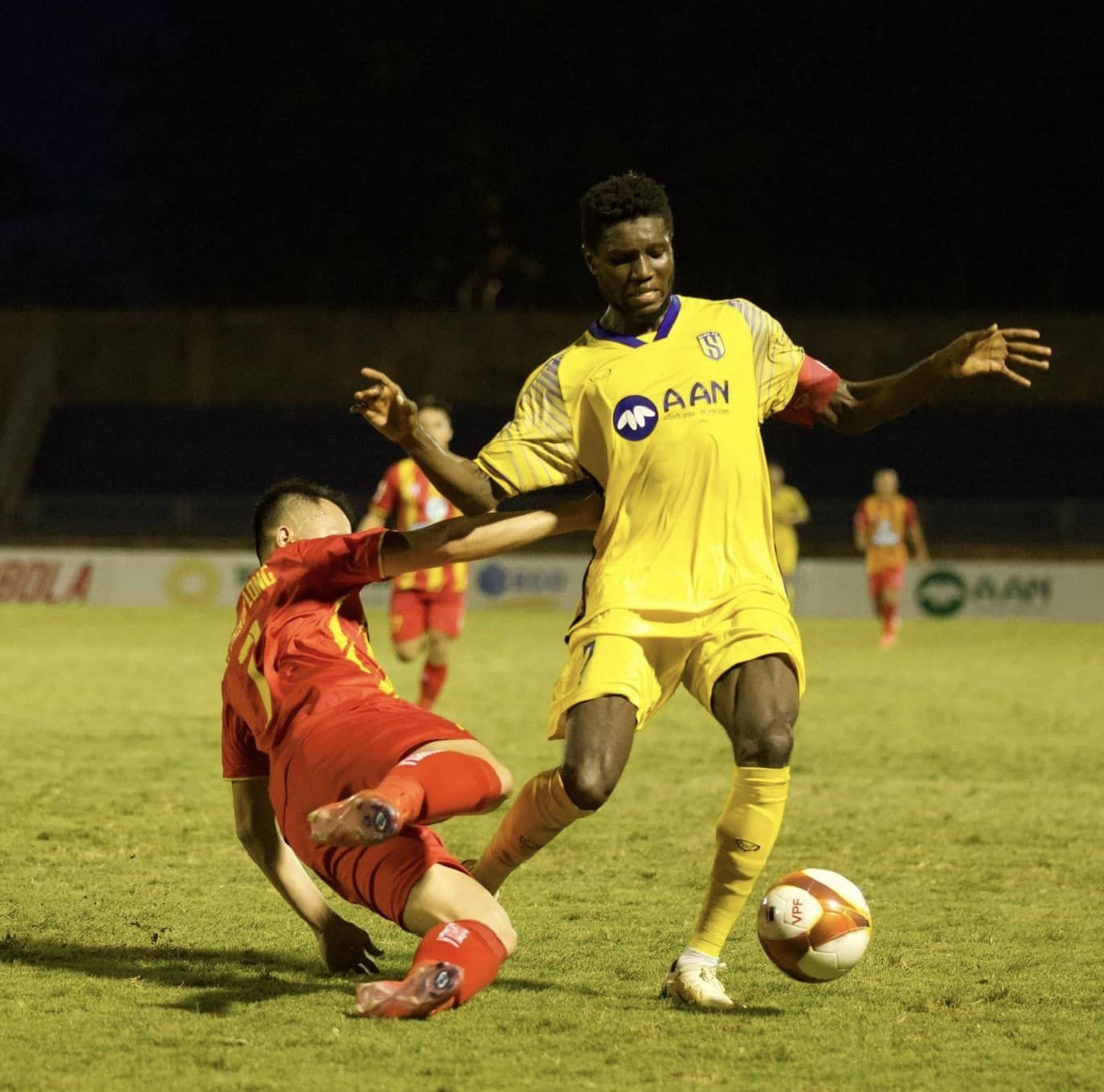 V.League lại bùng nổ tranh cãi vì trọng tài: SLNA và Thể Công Viettel mất trắng điểm số?