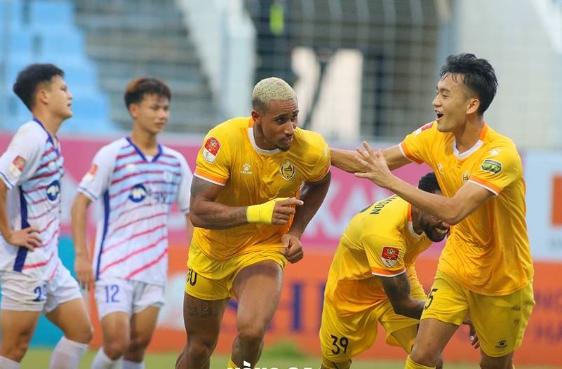 Sông Lam Nghệ An thua CLB Quảng Nam, đối diện với trận play-off