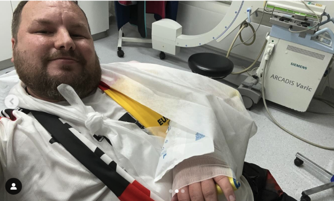 Kỳ lạ: Cổ động viên bị cầu thủ sút bóng gãy tay vẫn cảm thấy may mắn