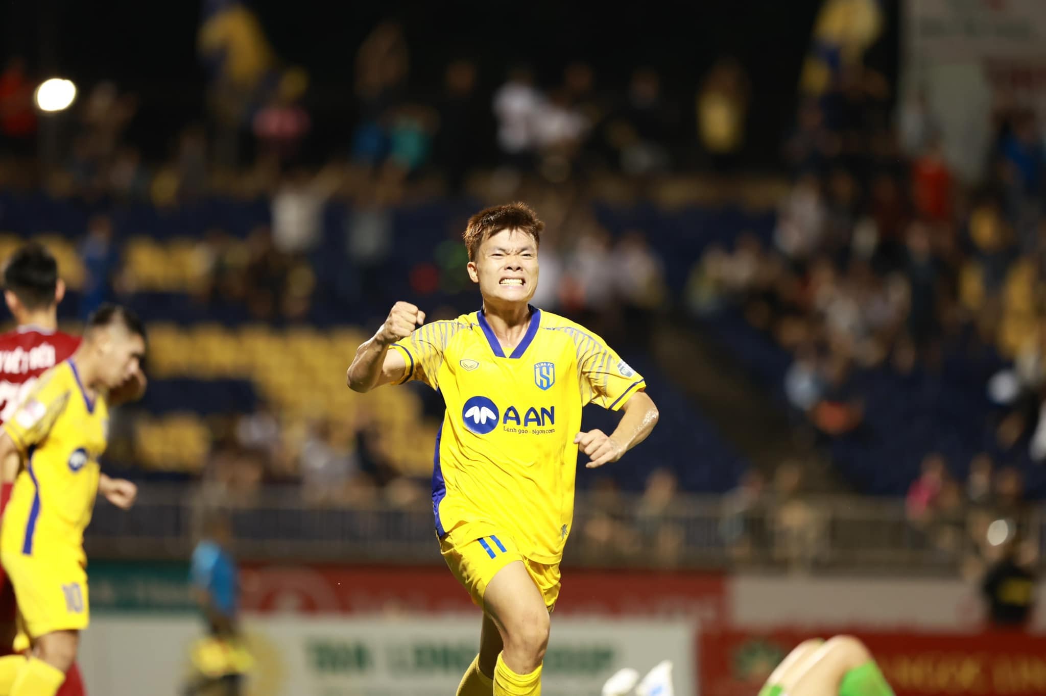 Kịch bản "thần kỳ nào" giúp SLNA thoát khỏi vị trí đá play-off vào cuối mùa?