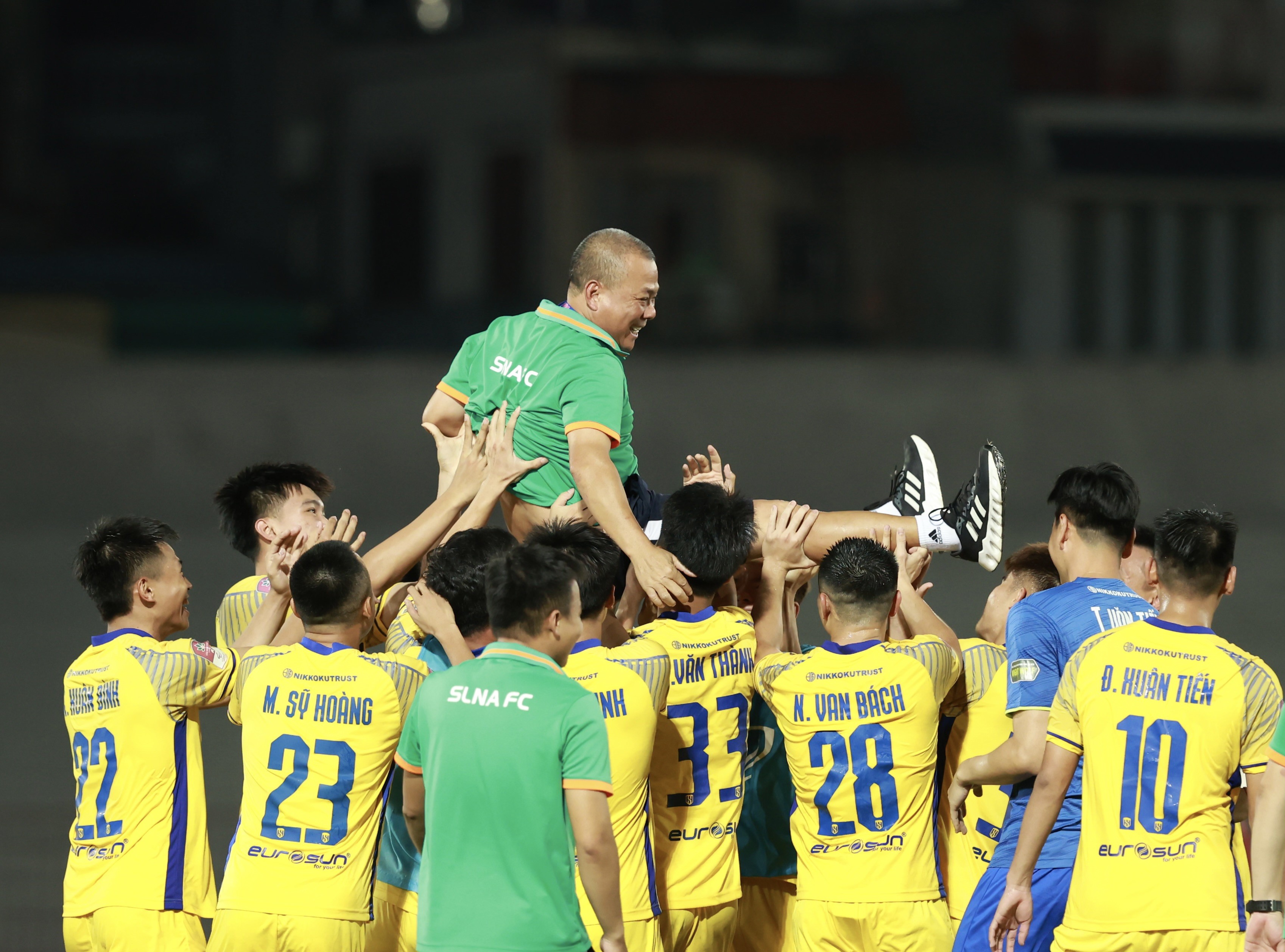 Sông Lam Nghệ An được thưởng lớn sau khi trụ hạng thành công