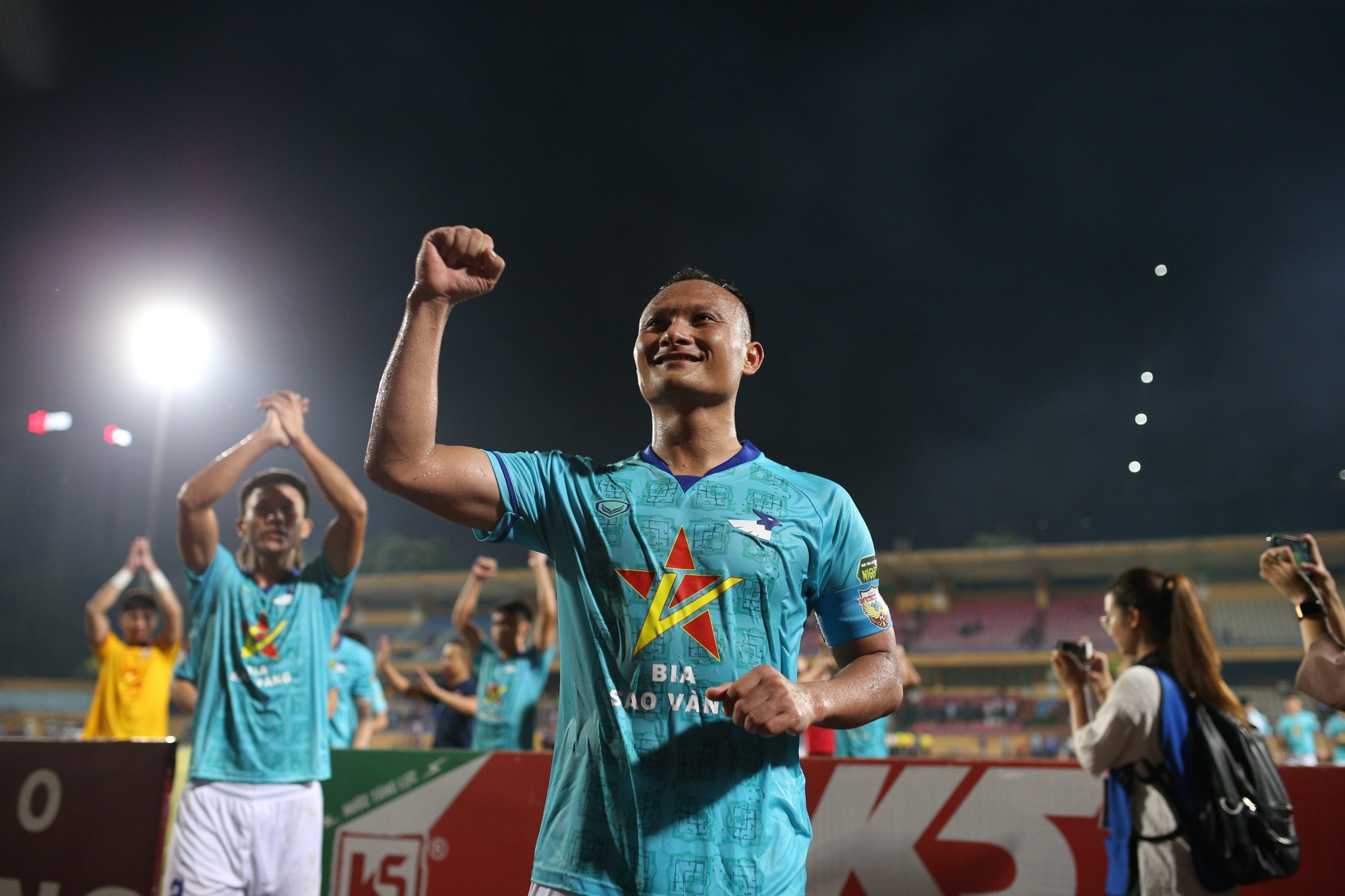 Tiền vệ Trọng Hoàng hạnh phúc khi CLB Hồng Lĩnh Hà Tĩnh trụ hạng thành công