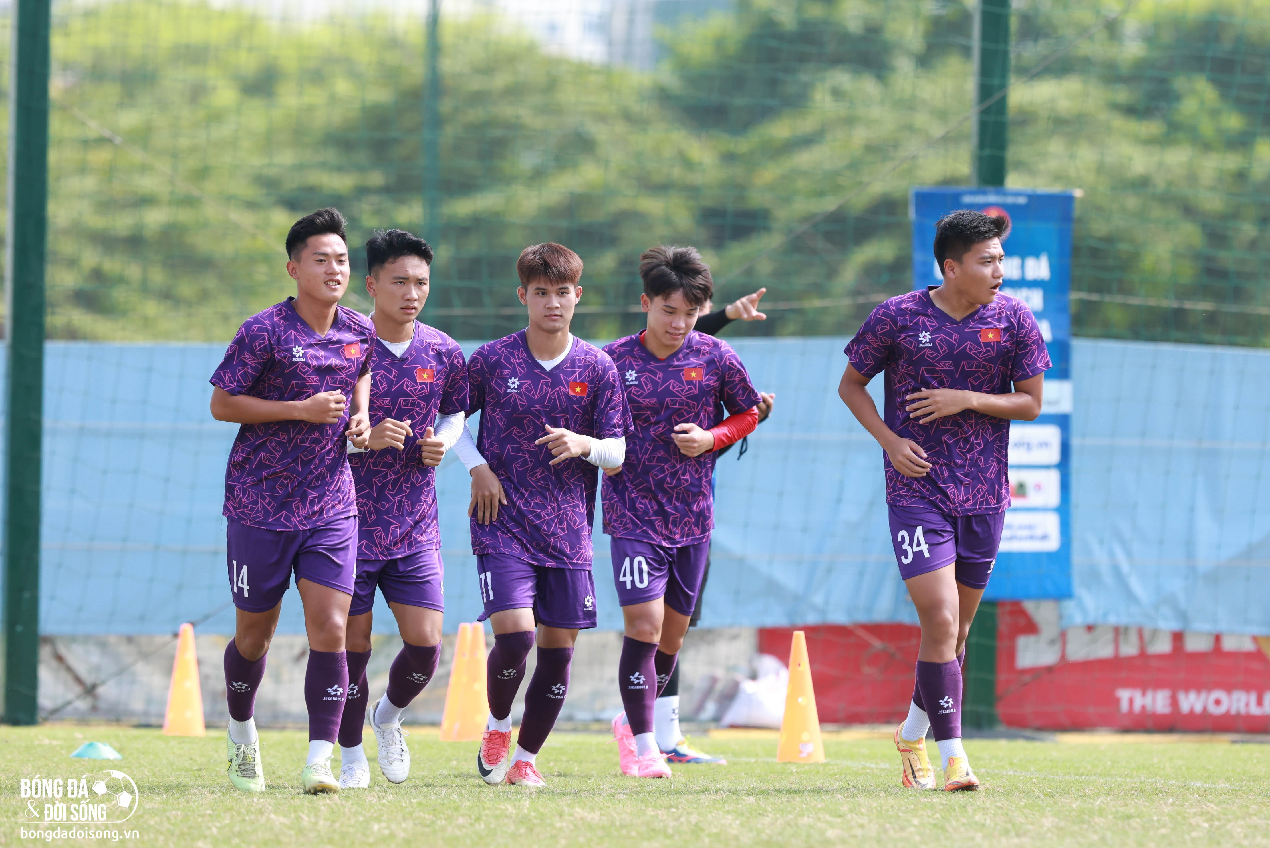 Đội tuyển U19 Việt Nam ''nhồi thể lực'' giữa trời nắng gắt
