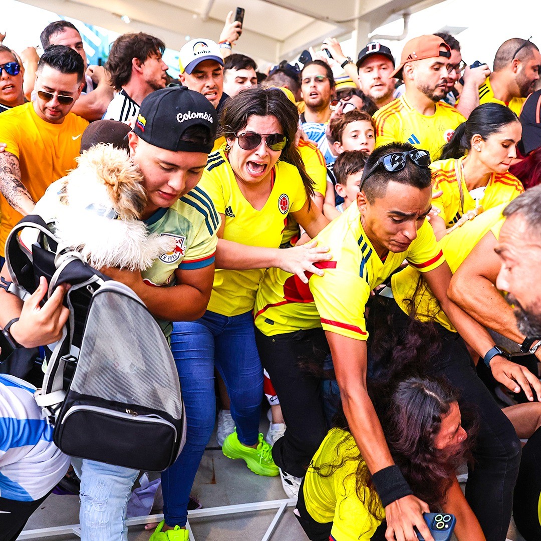 Cảnh tượng kinh hoàng ở chung kết Copa America: CĐV xô đẩy, chui vào sân từ lỗ thông gió
