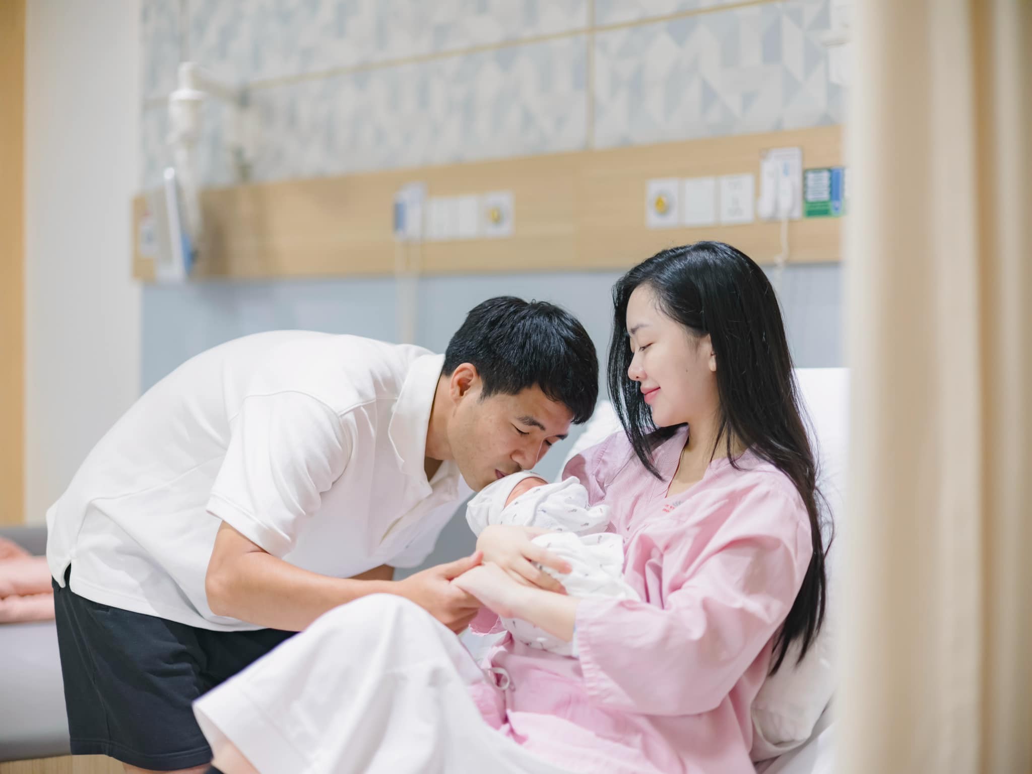 Hà Đức Chinh đón con đầu lòng, nói lời xúc động với bà xã Mai Hà Trang