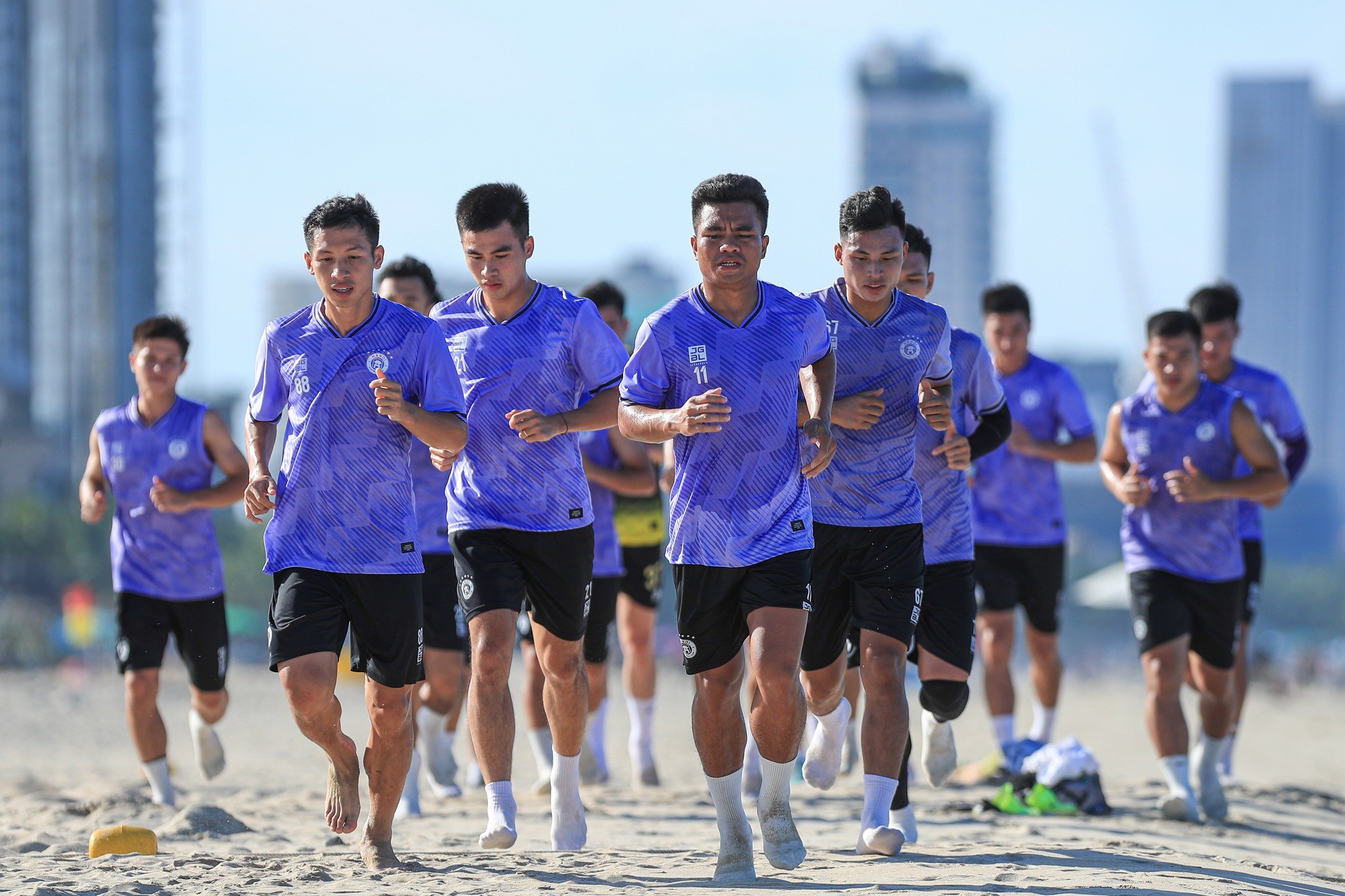 Các đội bóng V.League đổ xô ra biển tập luyện, lý do thực sự phía sau là gì?