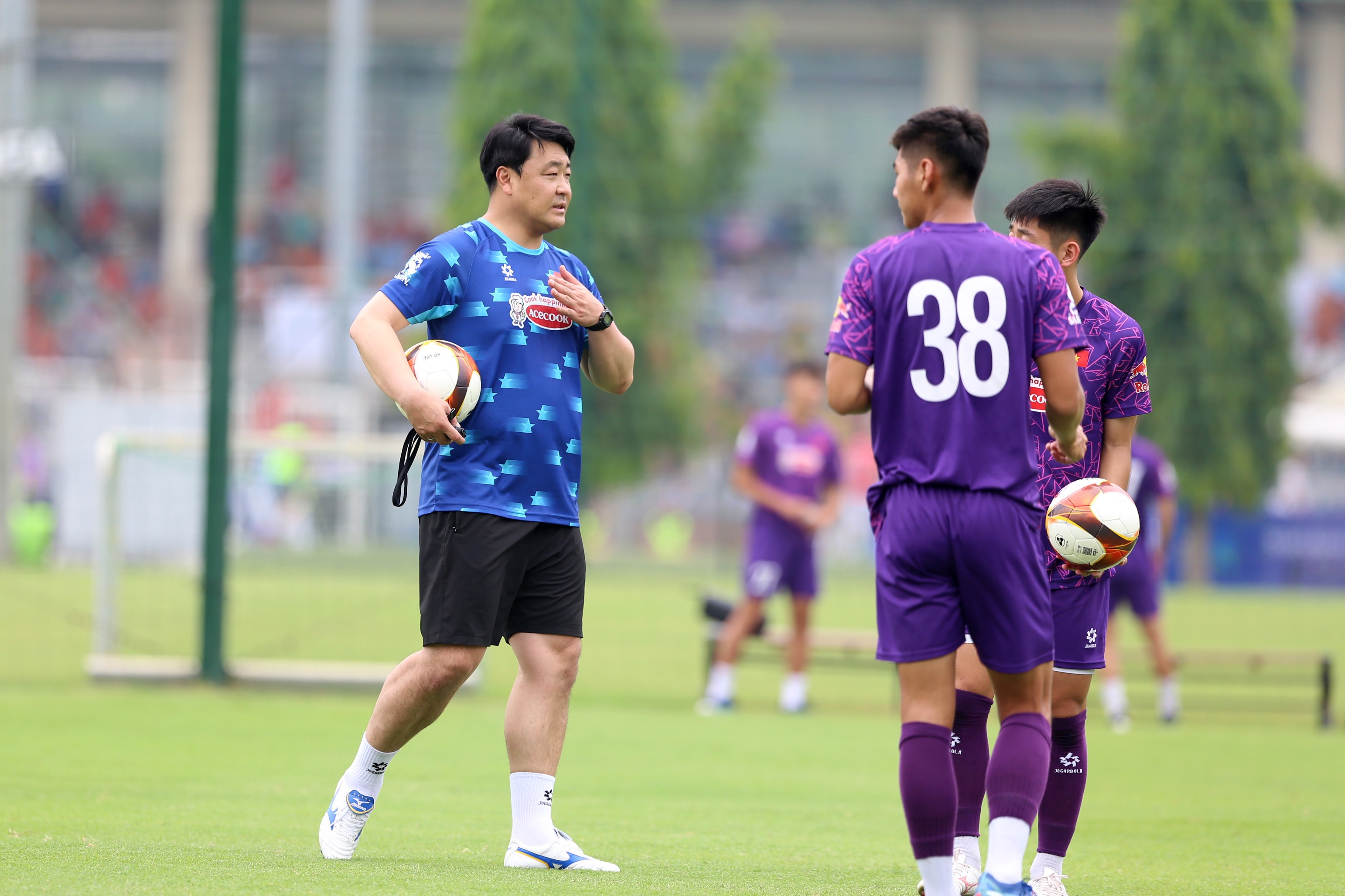 Hé lộ danh tính người "đóng thế" cho HLV Kim Sang Sik, dẫn dắt U21 Việt Nam đối đầu Trung Quốc