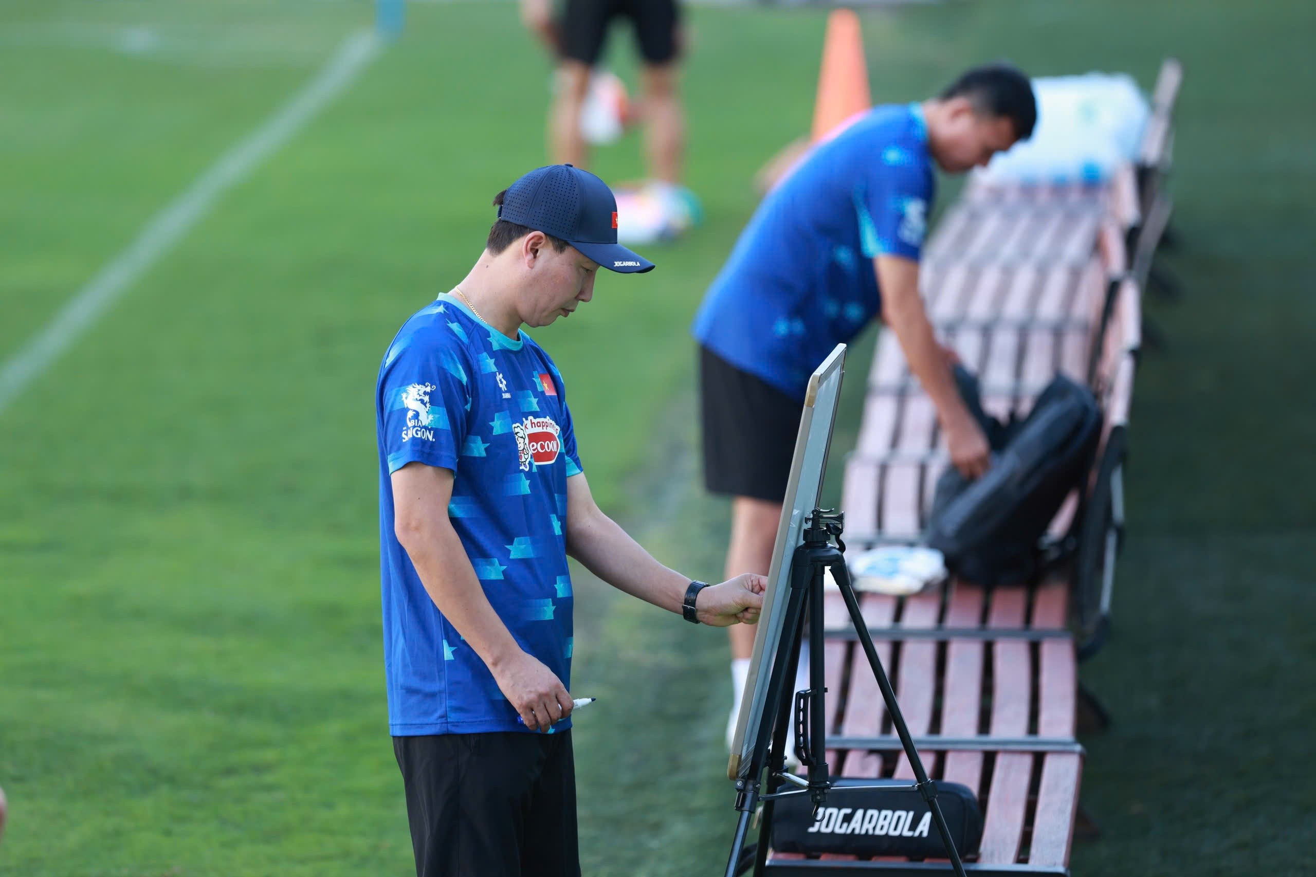 HLV Kim Sang Sik chăm chú xếp đội hình, chuẩn bị chiến thuật tiếp đón Thái Lan