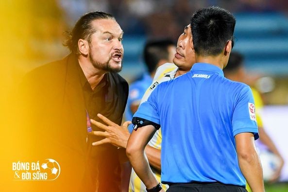 HLV Popov "nổi điên" trong ngày nhìn Nam Định FC đăng quang Siêu Cúp Quốc gia