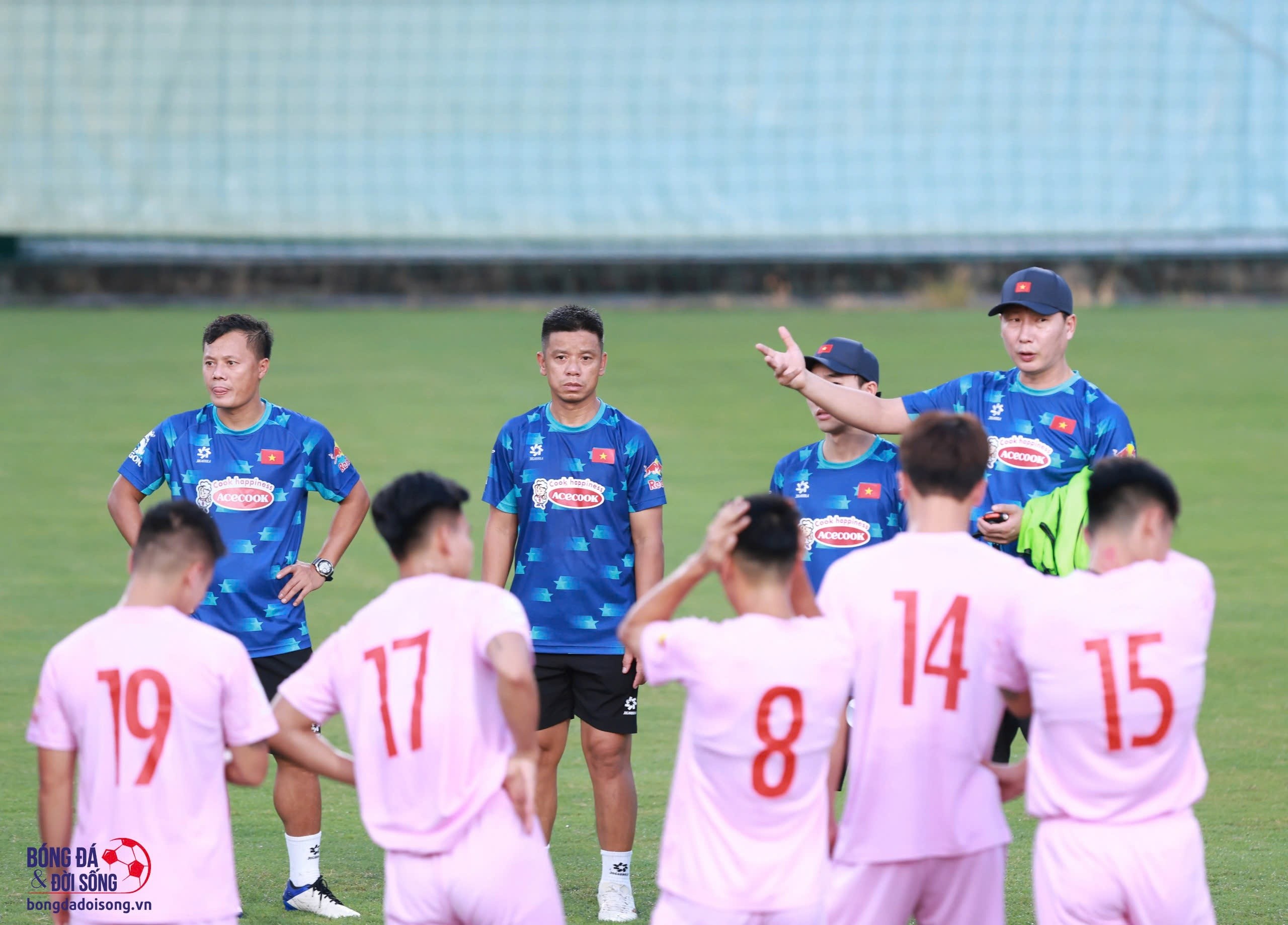HLV Kim Sang Sik không còn vui đùa, giấu kín bài vở trước trận gặp Nga