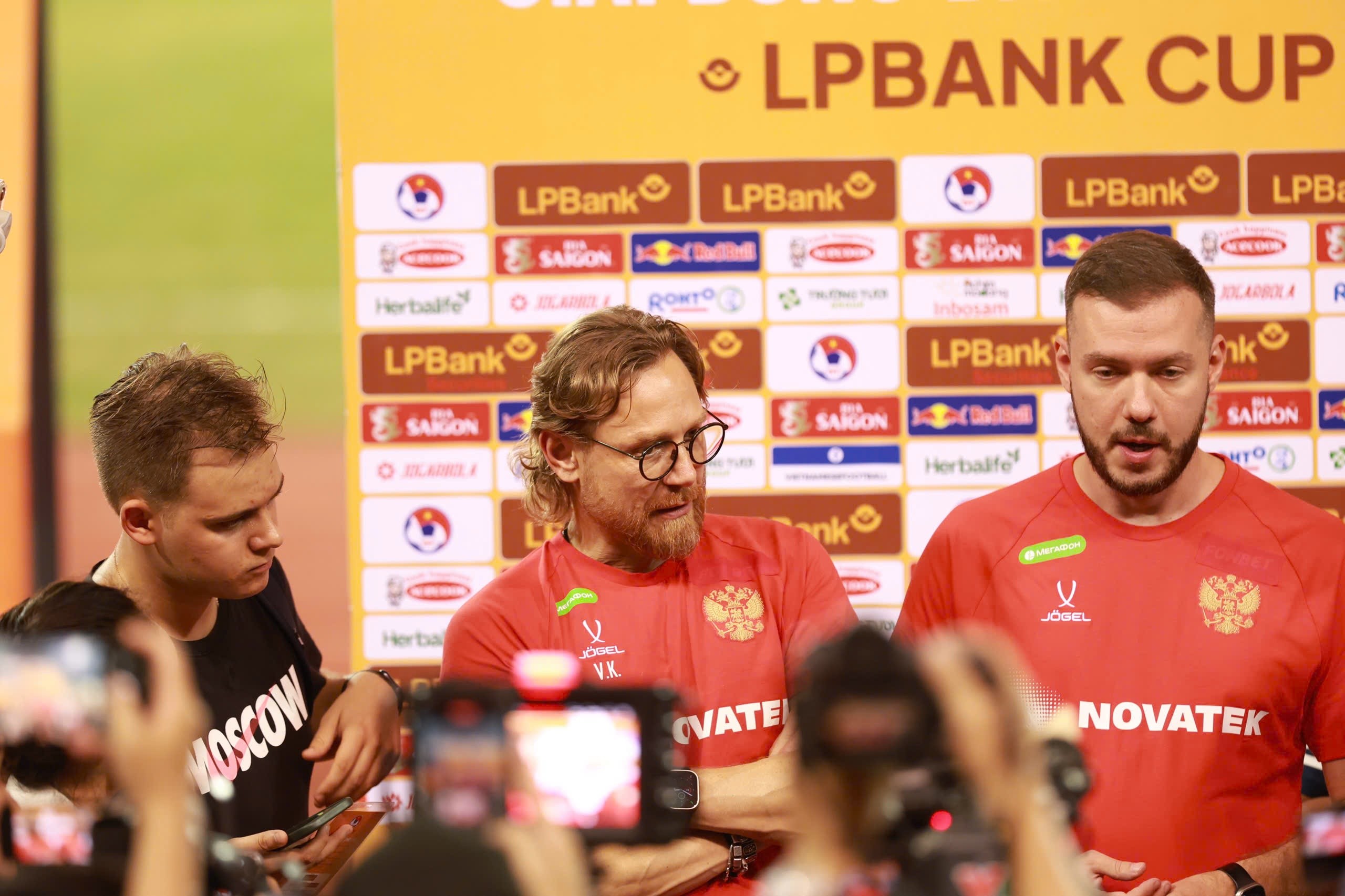 HLV ĐT Nga tiết lộ tổn thất cực lớn, than thở về thời tiết tại Hà Nội