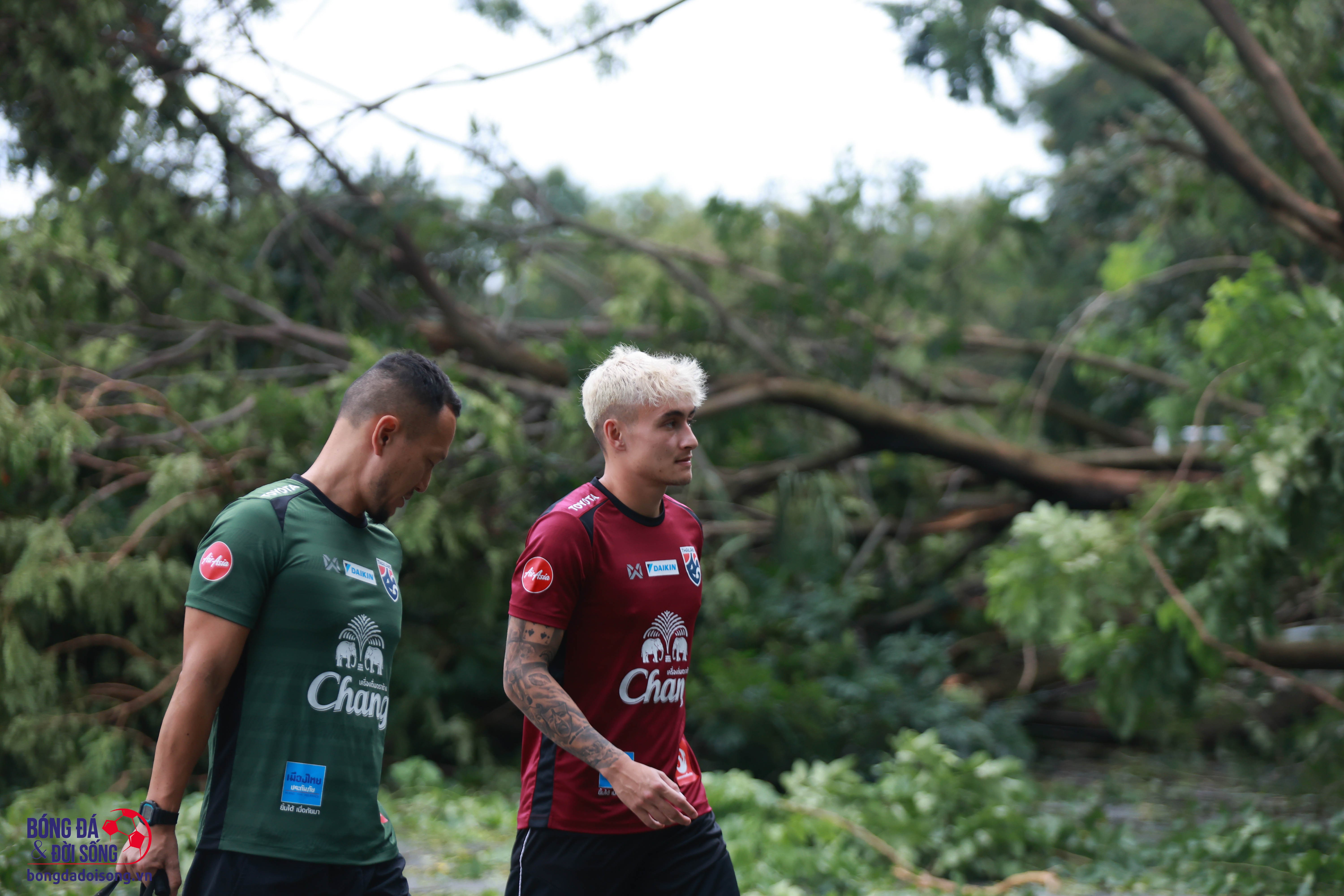 Đội tuyển Thái Lan bàng hoàng vì cảnh tượng cây đổ ở sân Mỹ Đình sau bão