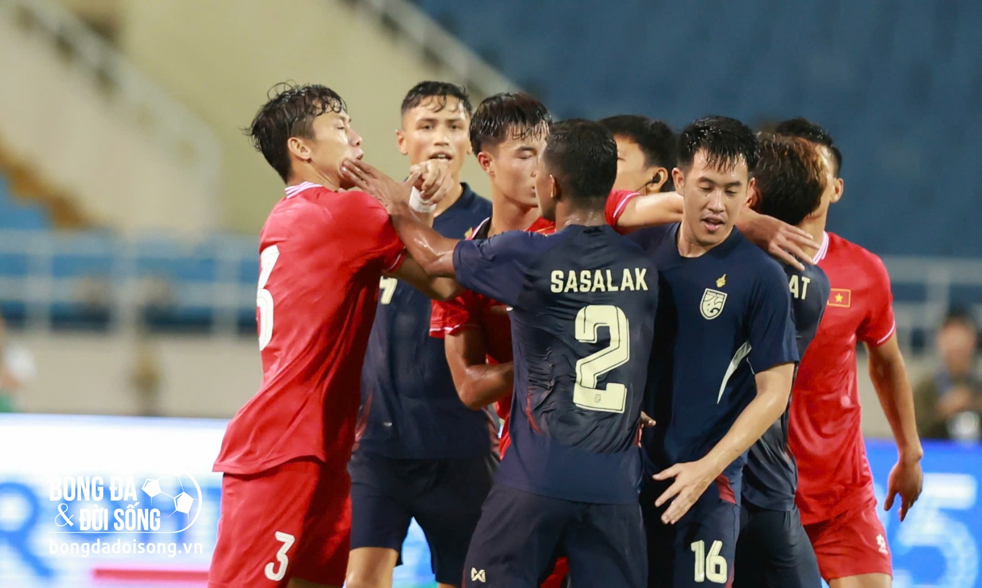 Quế Ngọc Hải bị trò cũ của HLV Kim Sang Sik "đánh" vào mặt