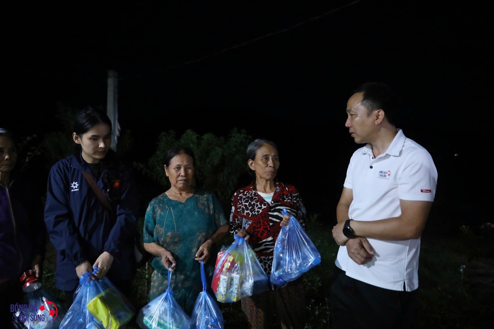 Vợ Đỗ Hùng Dũng trèo đèo lội suối, về quê cứu trợ vùng lũ