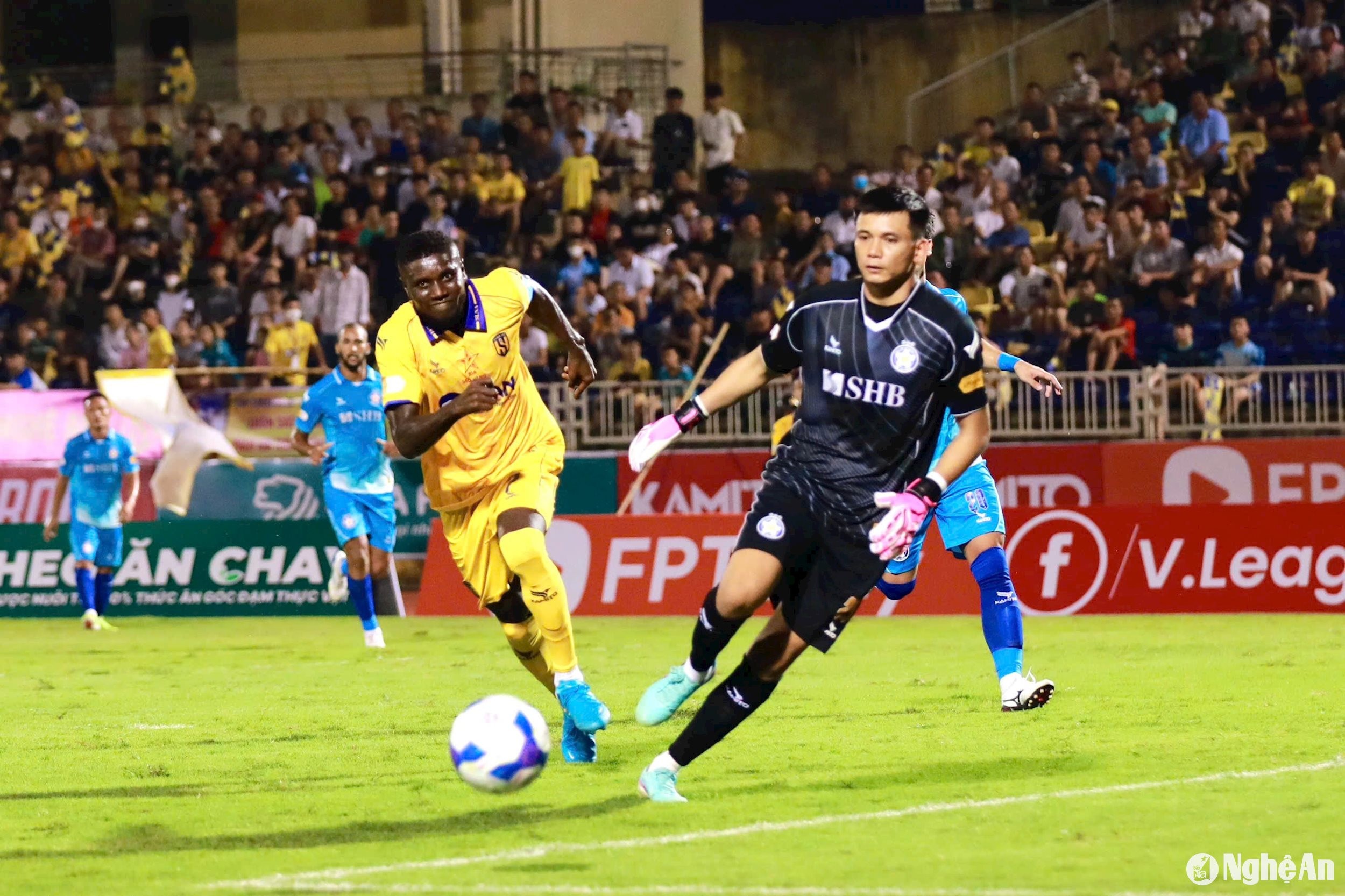 Hàng thủ SLNA "tan nát" chỉ sau một vòng đấu, HLV Phạm Anh Tuấn nói gì?