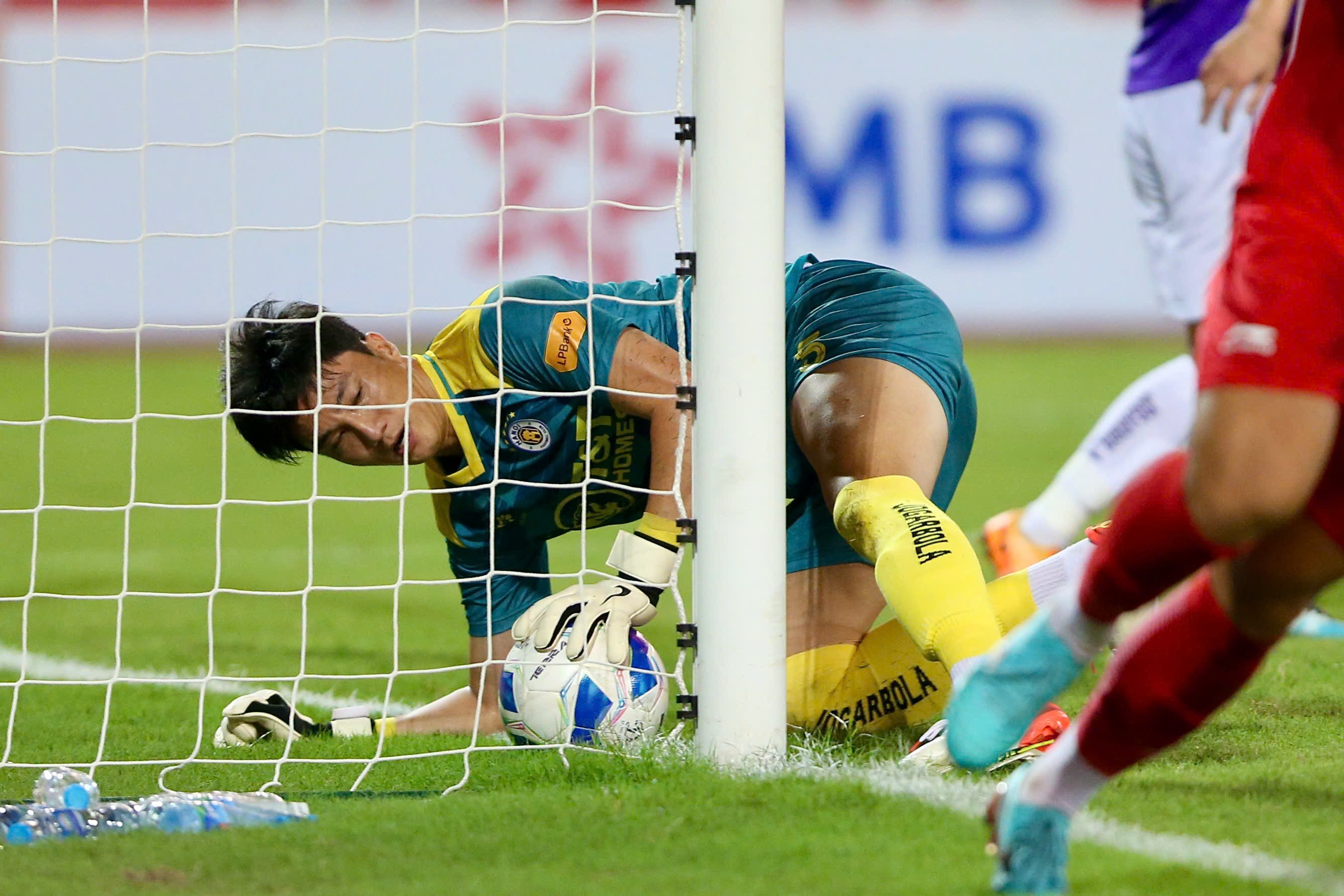 Thủ môn Văn Hoàng mắc lỗi, Hà Nội FC thua ngược Thể Công Viettel