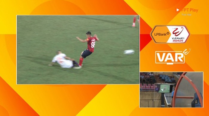 Trung vệ CLB CAHN bị treo giò 2 trận sau pha vào bóng "triệt hạ"