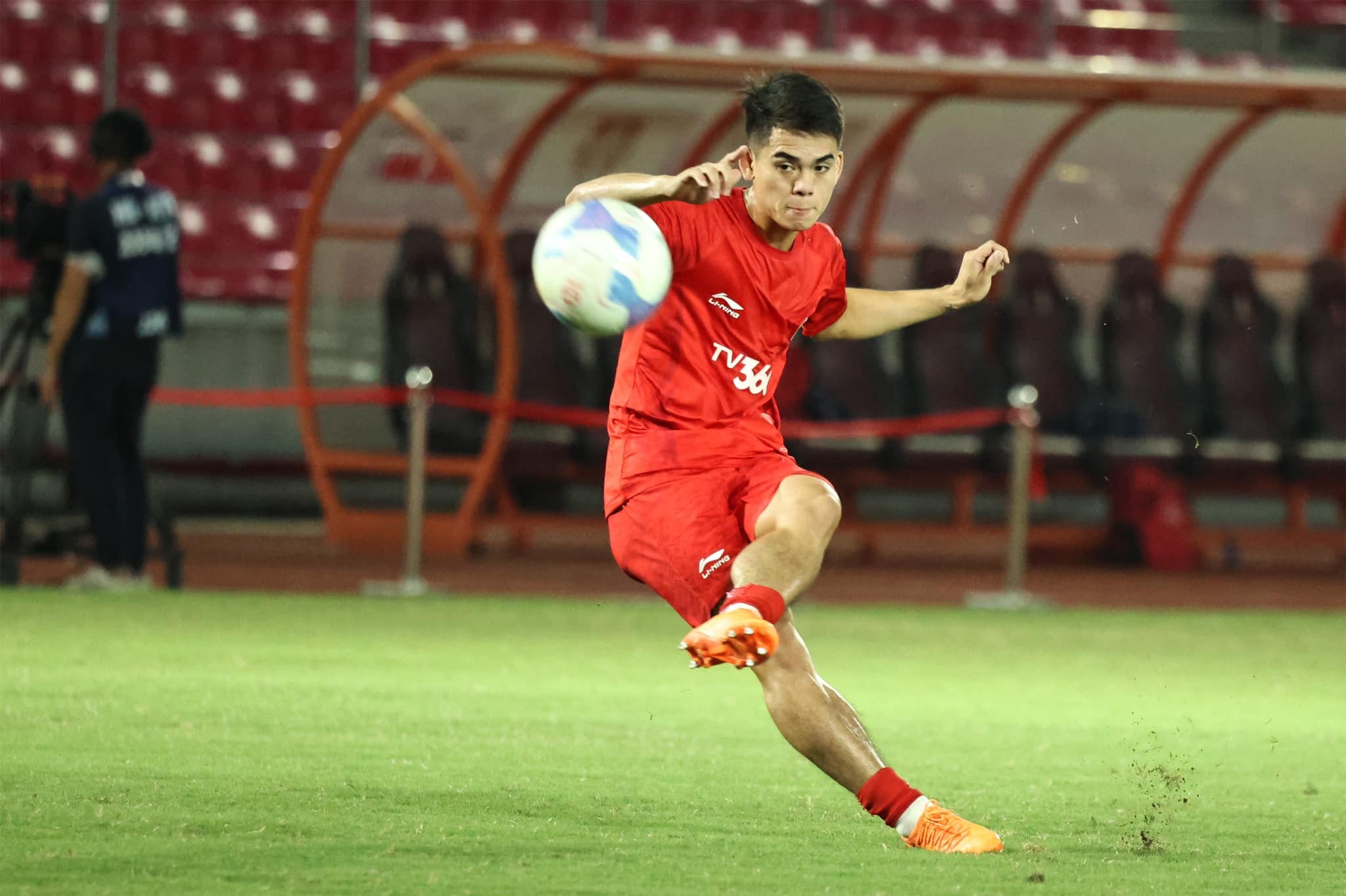 Khuất Văn Khang lập siêu phẩm khó tin, Thể Công Viettel thắng hú vía