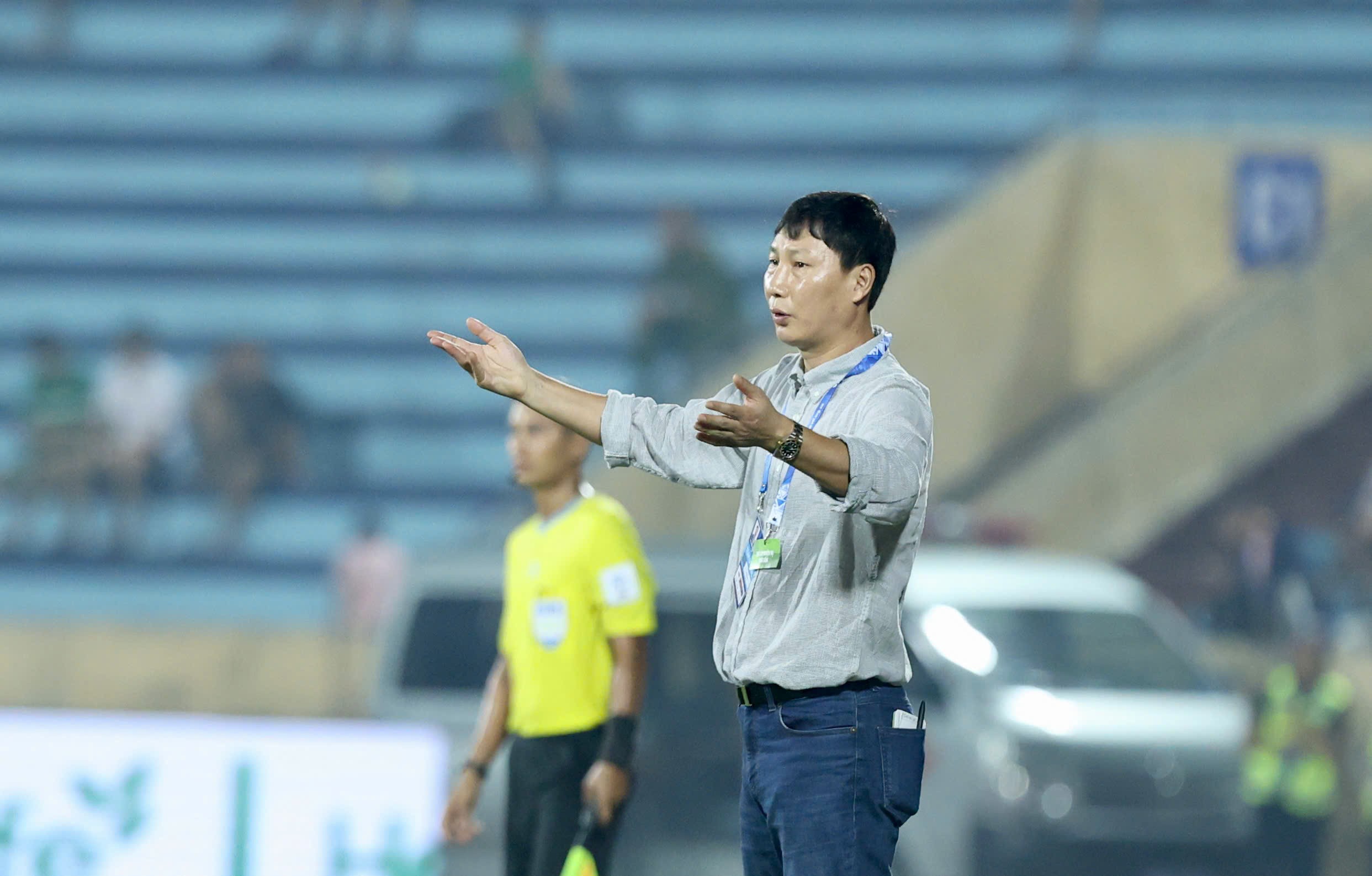 Quế Ngọc Hải nhận lỗi, HLV Kim Sang Sik “nói chuyện thêm” để động viên