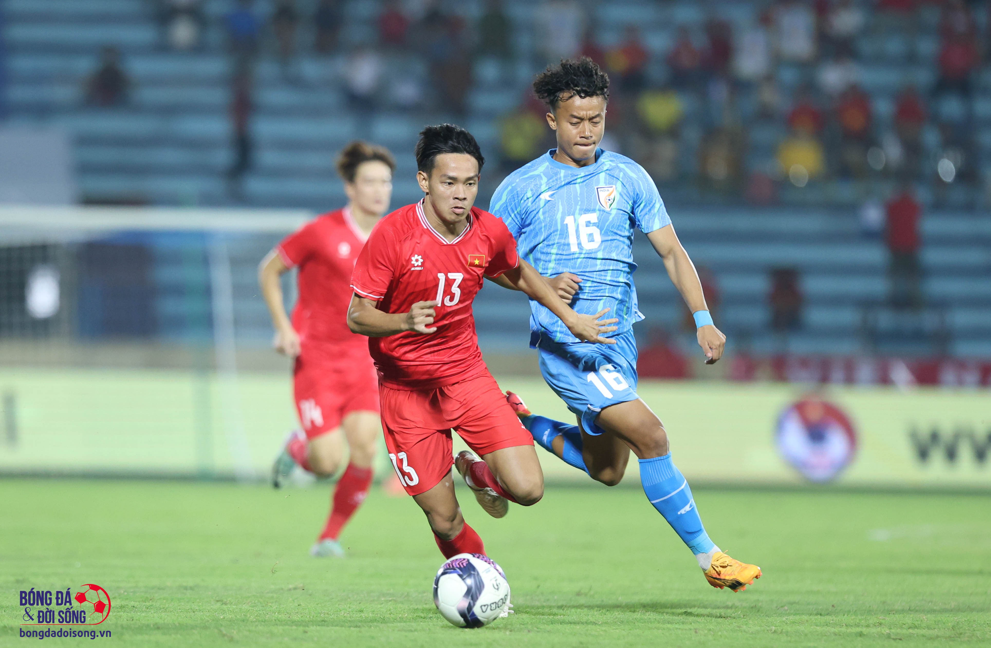 ĐT Việt Nam tụt 3 bậc trên BXH FIFA, Thái Lan lập kỷ lục sau 16 năm