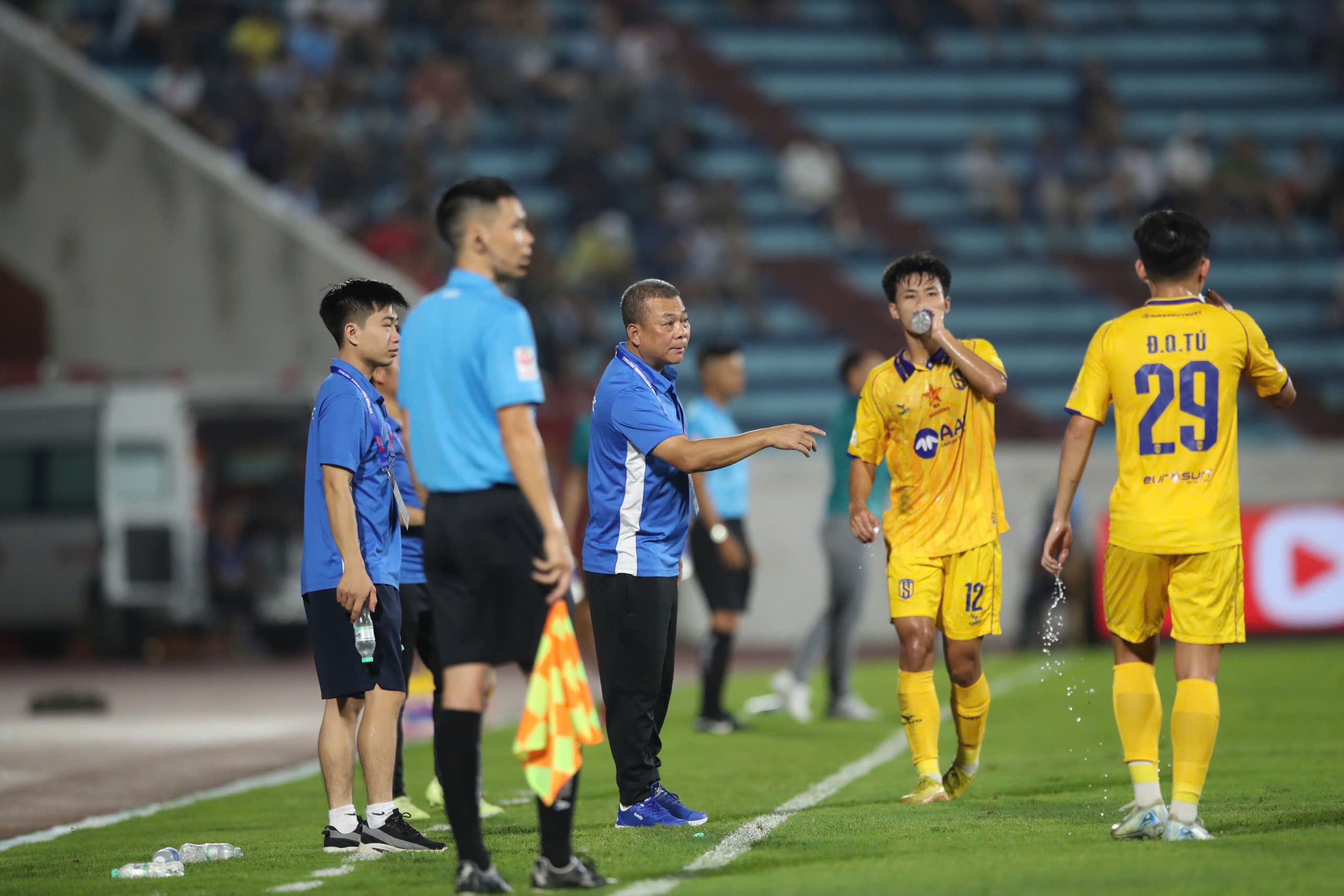 HLV Phạm Anh Tuấn: ''Các cầu thủ trẻ Sông Lam Nghệ An đã chơi thiếu tự tin''