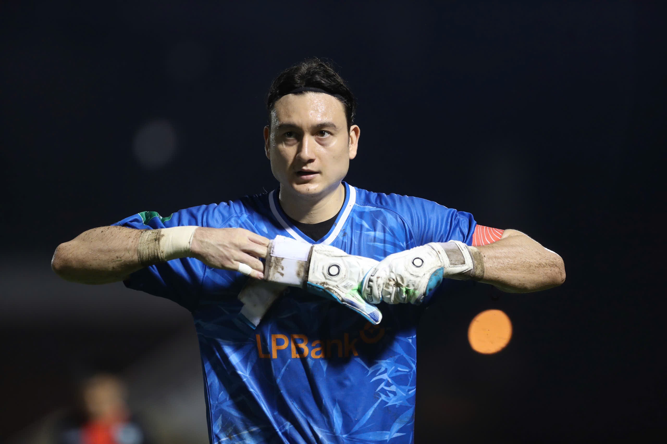 Văn Lâm cản phá luân lưu như thần, Phù Đổng Ninh Bình đánh bại đội bóng V.League