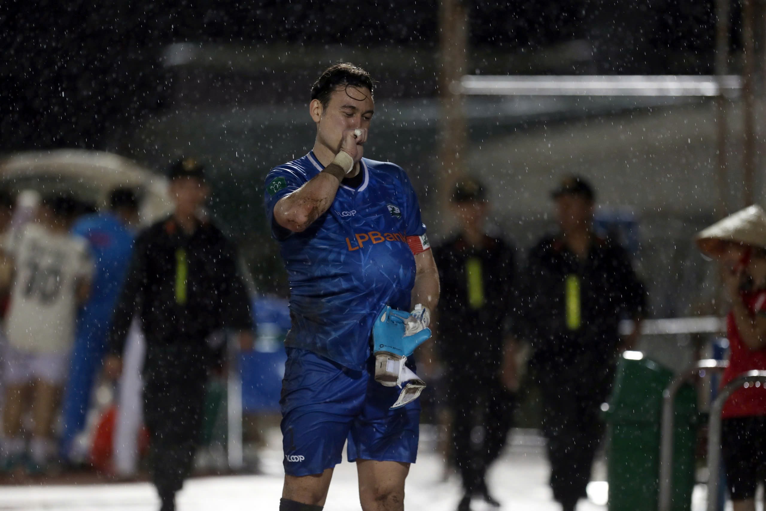 Vợ bầu dự khán, Văn Lâm chạy nửa sân để ăn mừng theo cách đặc biệt nhất