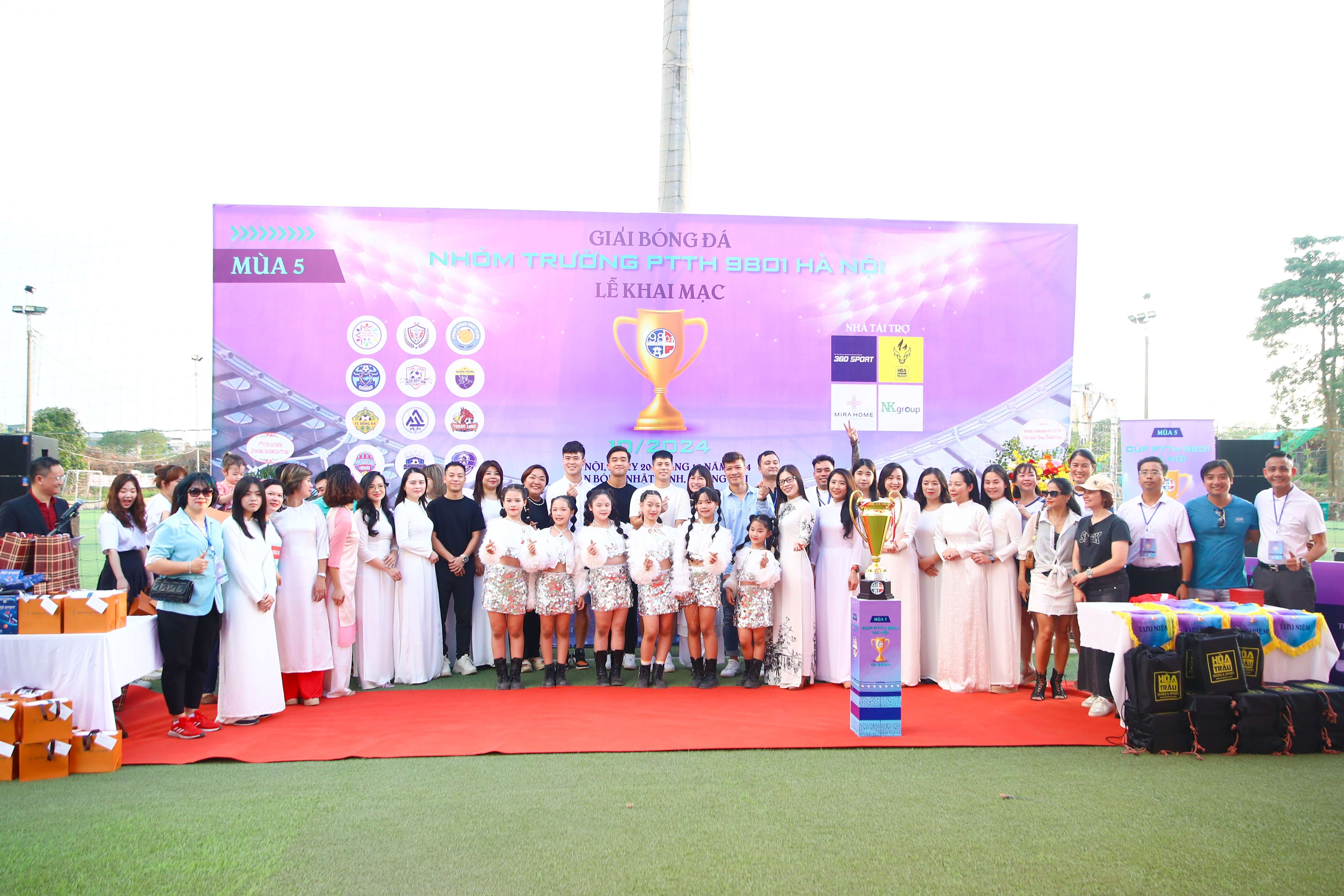 Tưng bừng khai mạc giải bóng đá cựu học sinh Phổ thông trung học Hà Nội