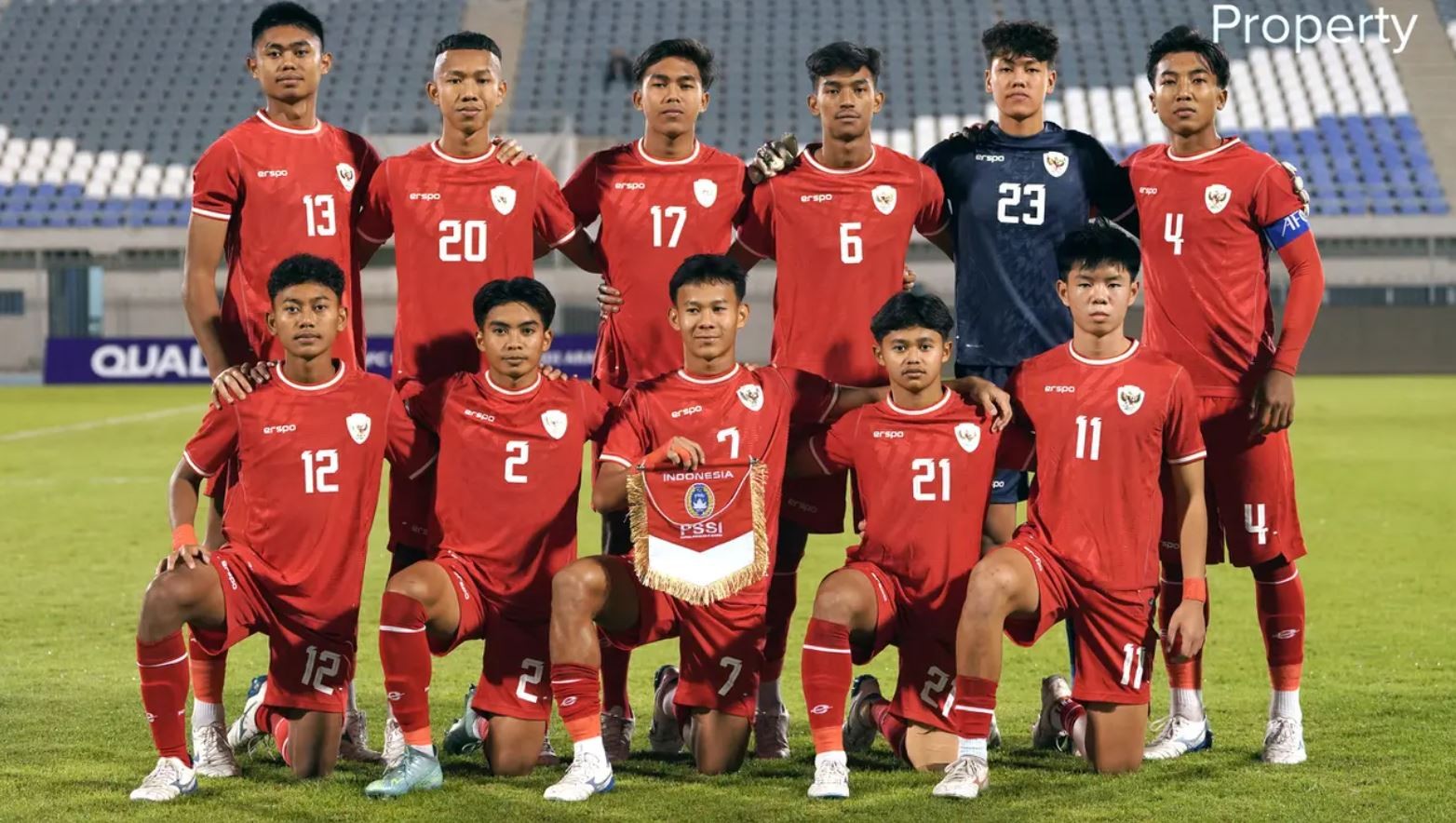 U17 Indonesia và Australia đá bóng qua lại câu giờ, cổ động viên chỉ trích: Xấu hổ!