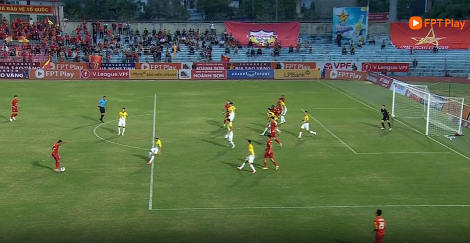 Trọng tài và VAR lại khiến V.League dậy sóng với pha bắt việt vị khó tin