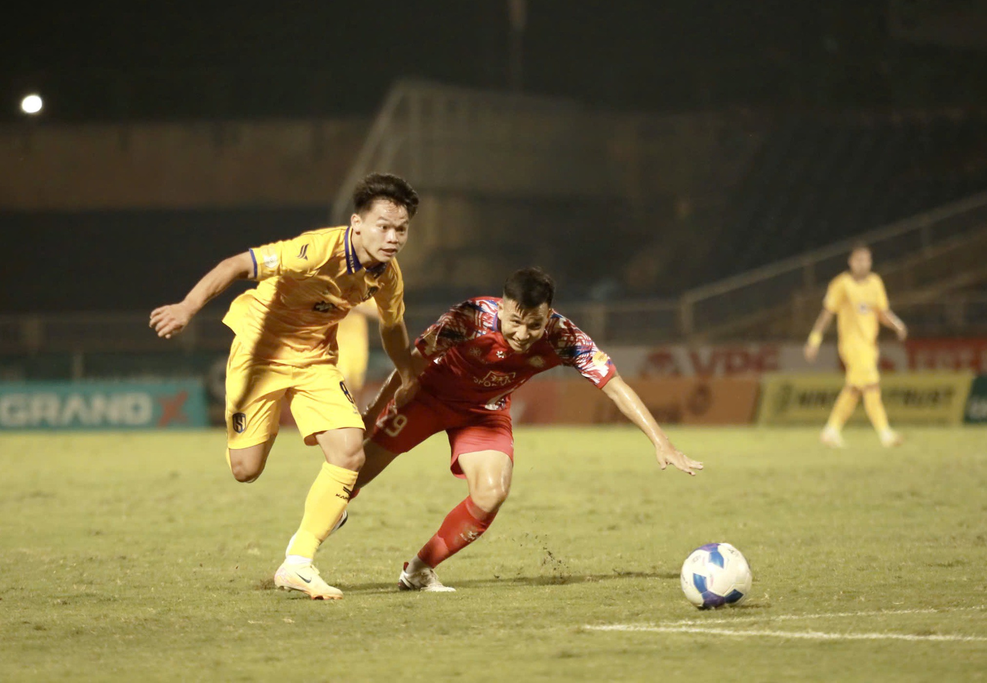 Hậu vệ Hồ Văn Cường: ''CLB Sông Lam Nghệ An toàn cầu thủ trẻ nên rất áp lực''