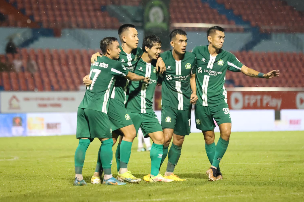 Công Phượng lập cú đúp siêu phẩm, Bình Phước nhọc nhằn thắng Khánh Hòa