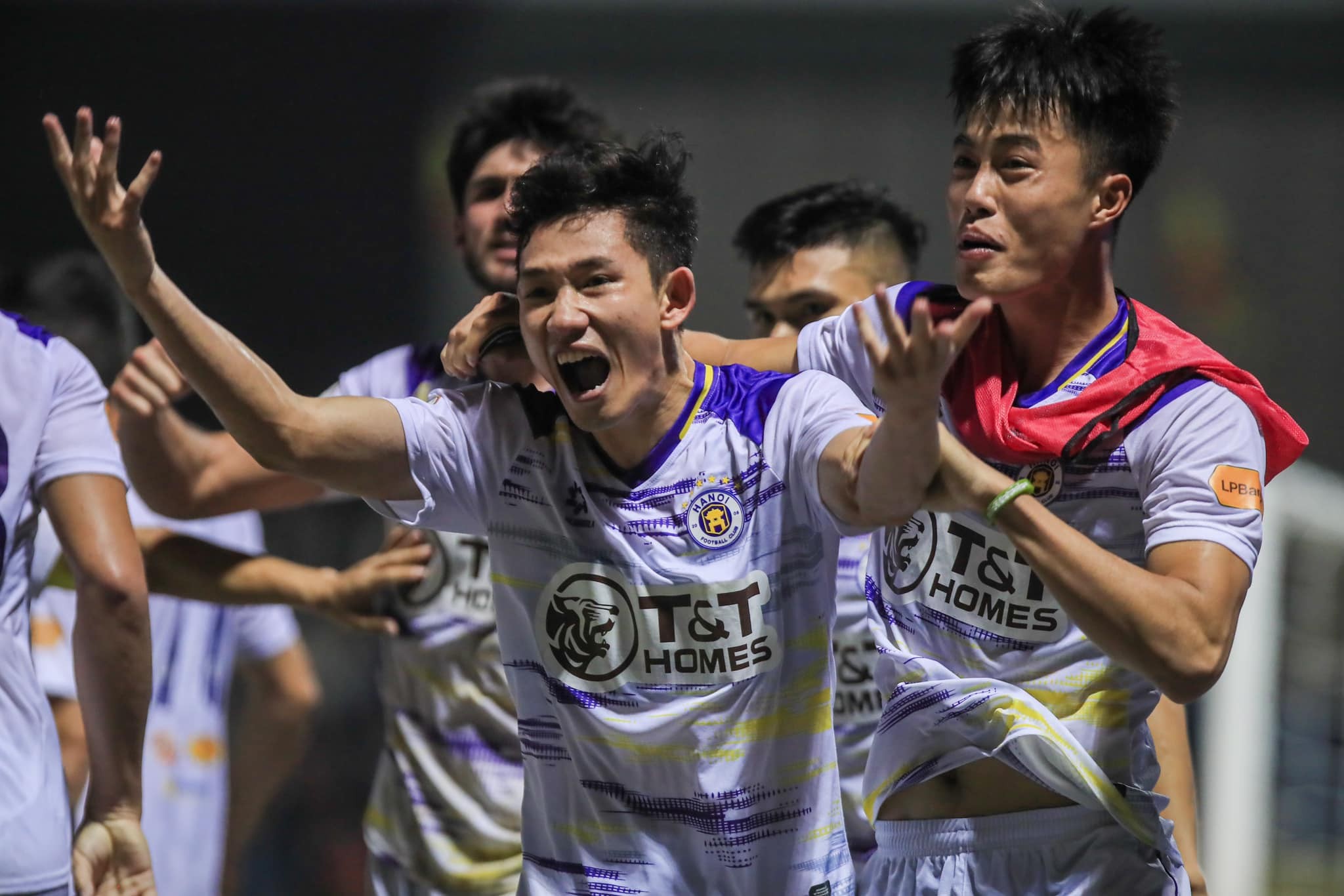 Hai Long lập siêu phẩm, Hà Nội FC thoát thua phút cuối