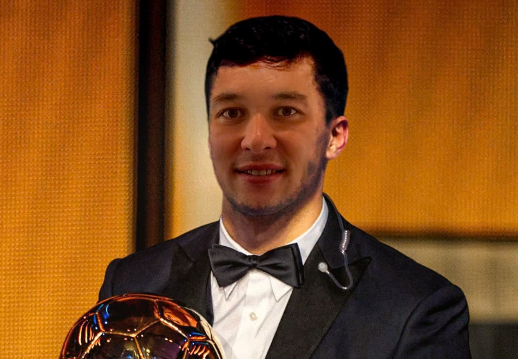 Nguyễn FIlip đăng ảnh cầm Quả bóng vàng, khiến fan bật cười vì chi tiết hài hước