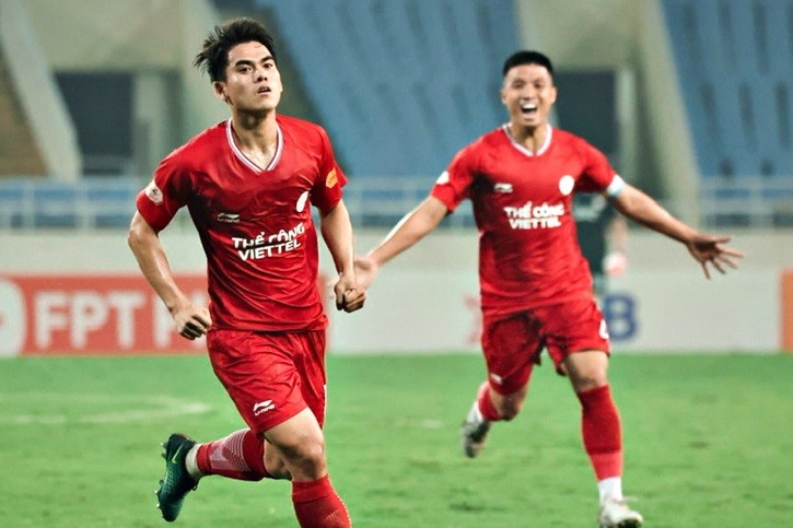 Trọng Hoàng nhận thẻ đỏ sau 10 phút, HLHT vẫn thoát thua ngoạn mục