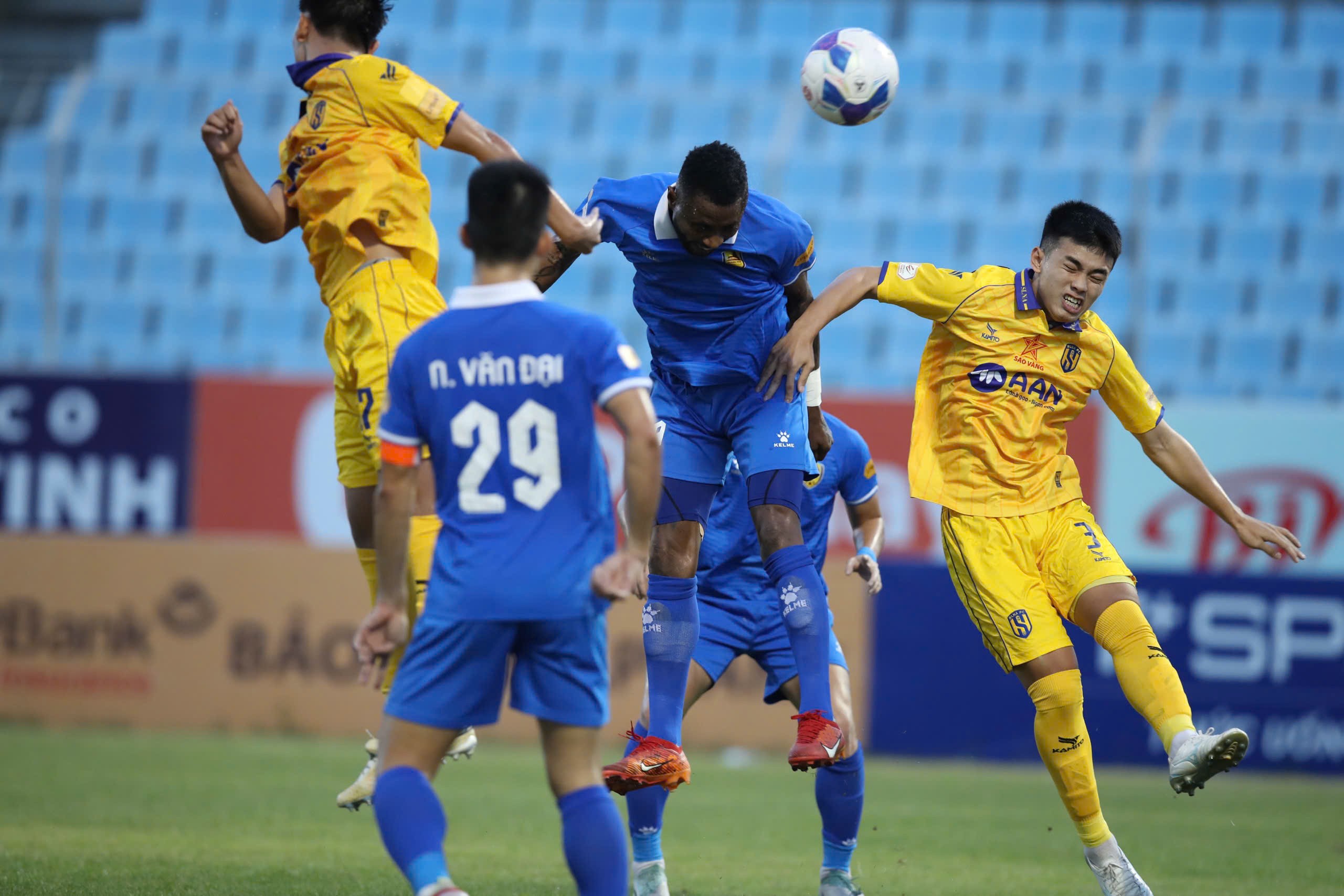 3 lần VAR “giải cứu”, SLNA giành 1 điểm đầy may mắn trước Quảng Nam