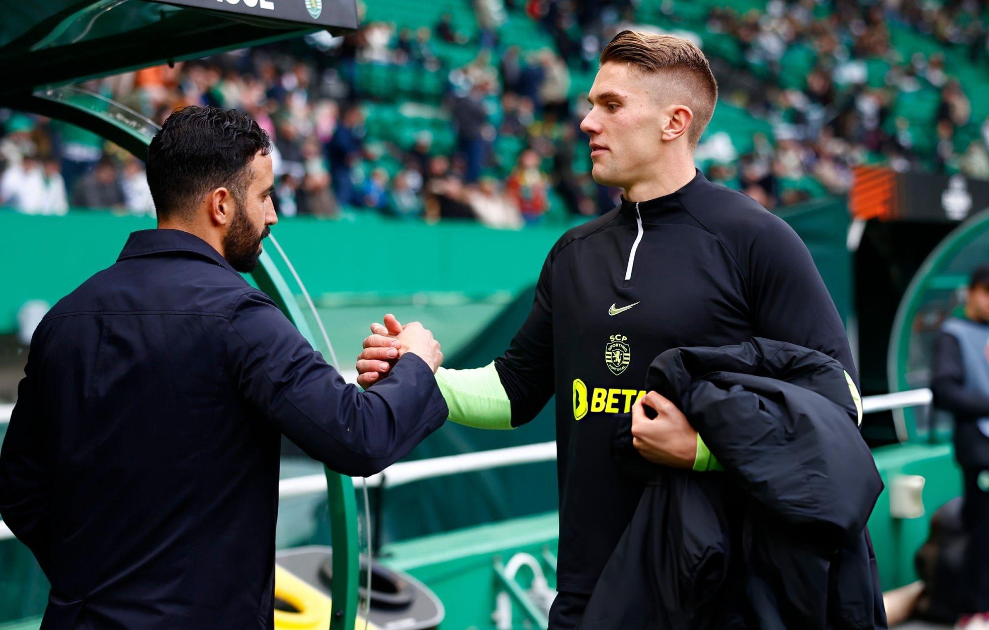 Tiền đạo ghi bàn khủng hơn cả Haaland từ chối nói về Man Utd