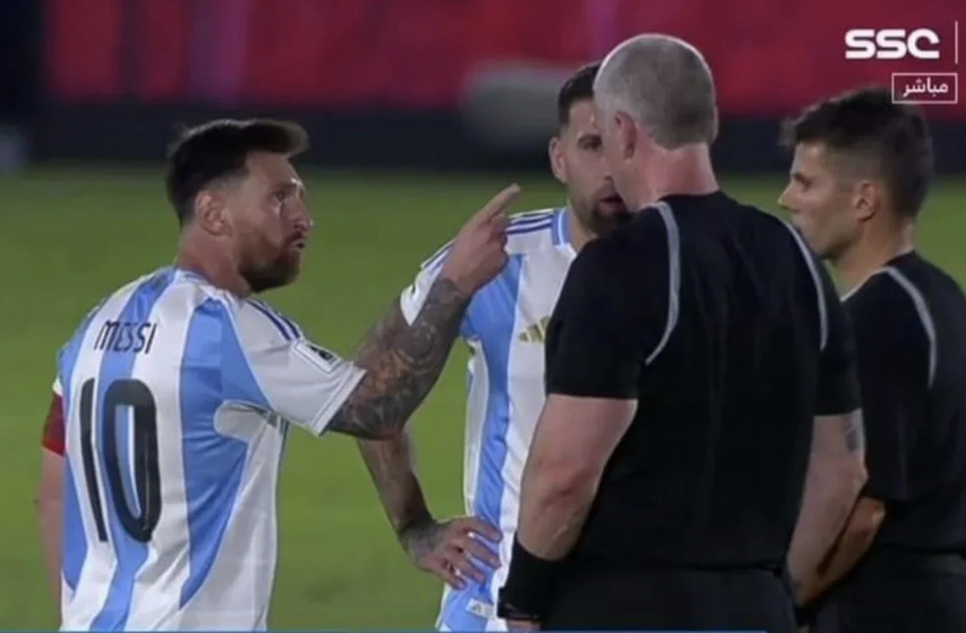 Messi có thể bị treo giò vì chỉ tay vào mặt trọng tài