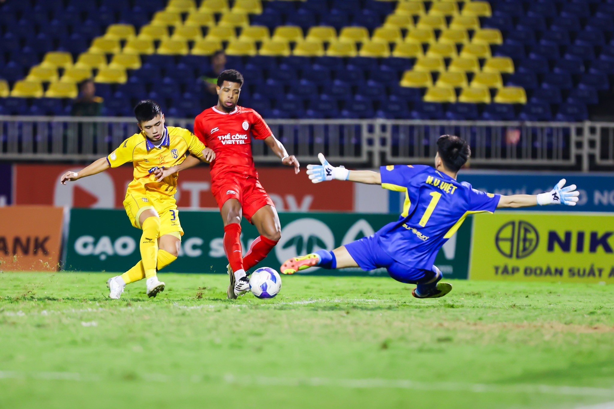 Sông Lam Nghệ An tiếp tục rơi vào khủng hoảng sau thất bại trước Thể Công Viettel