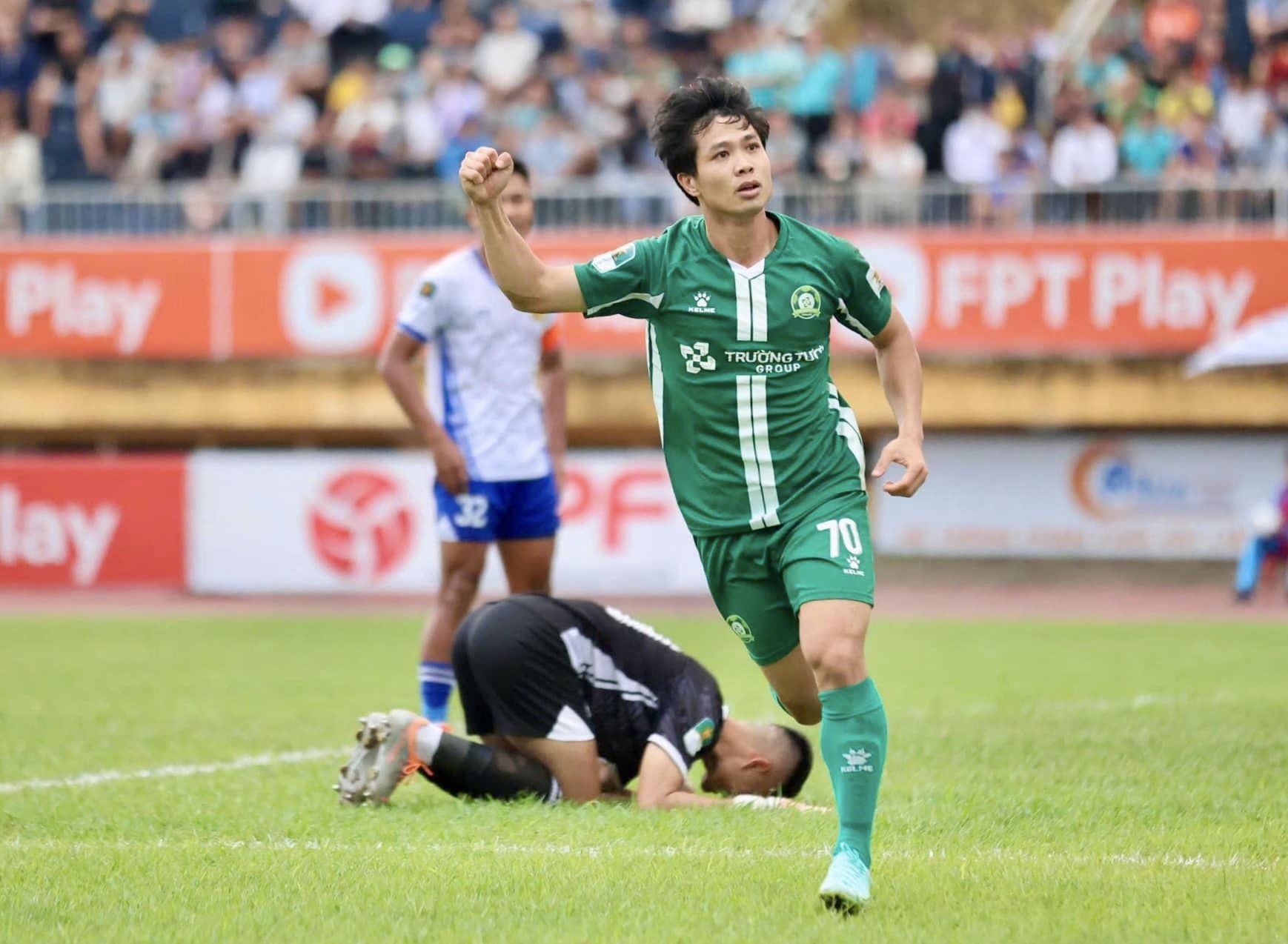 Công Phượng "làm tất ăn cả", lại tỏa sáng trong màu áo Bình Phước