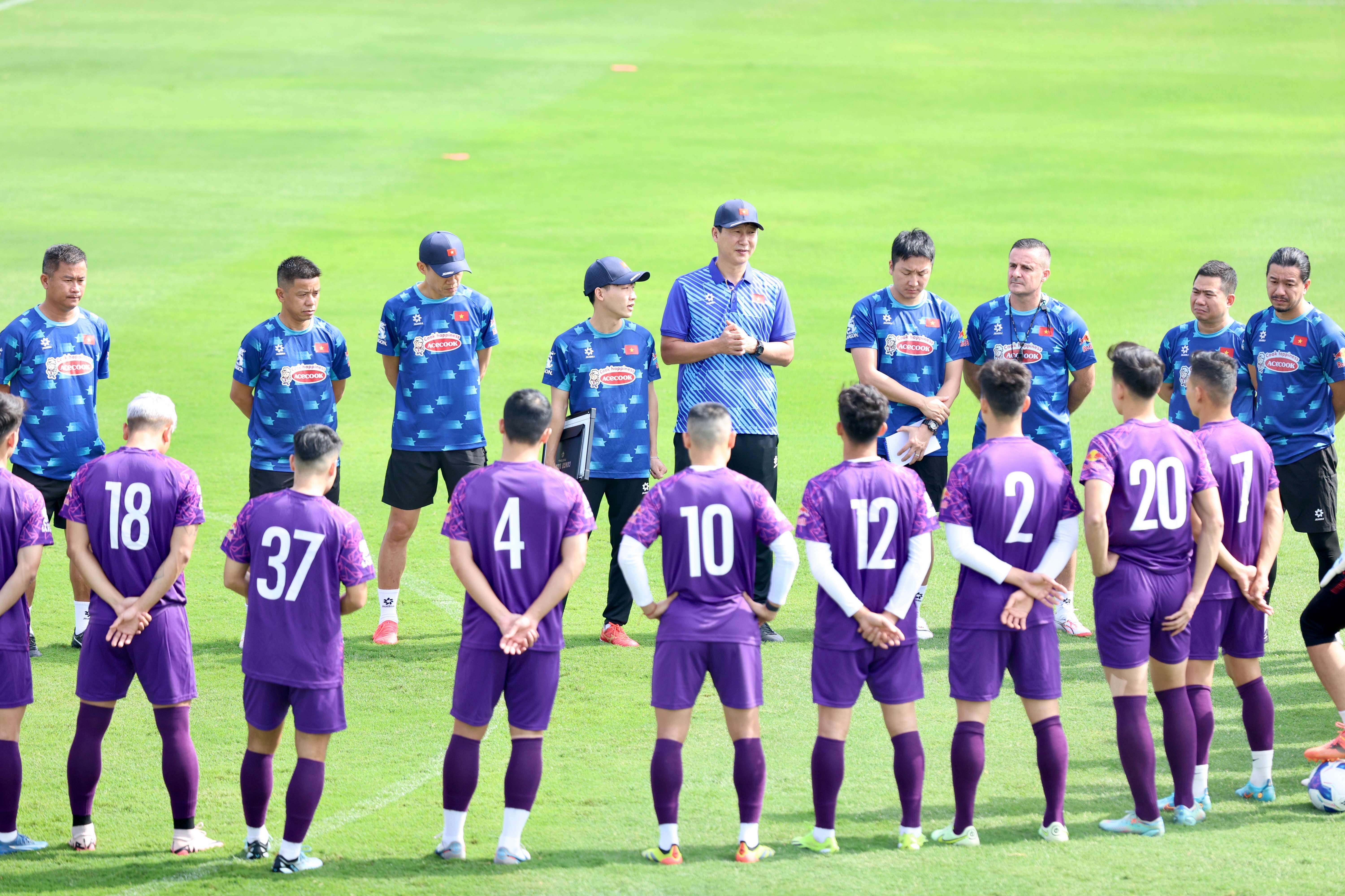 Tuyển Việt Nam vắng rất nhiều trụ cột trong buổi tập đầu tiên