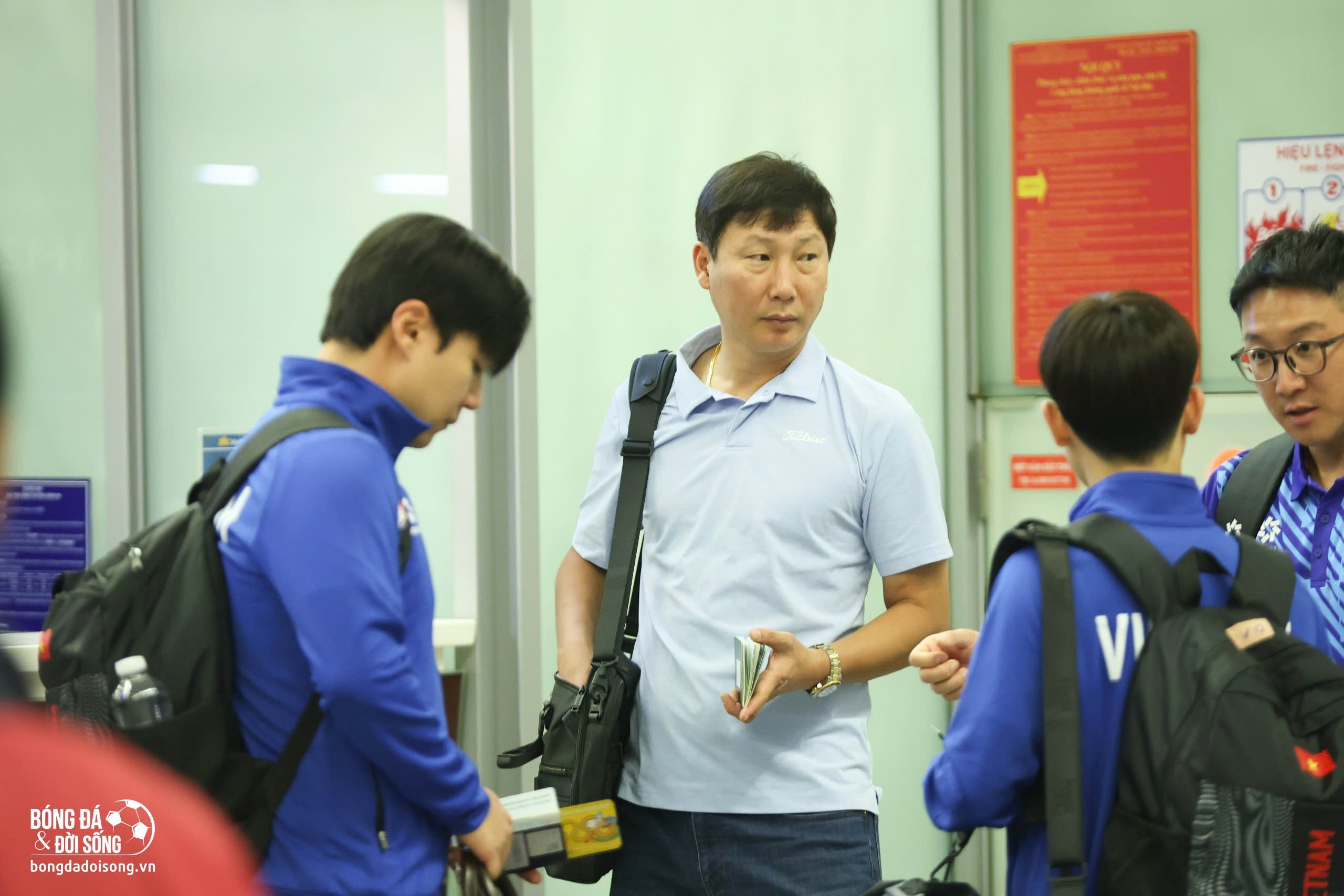 HLV Kim Sang Sik trầm tư trong ngày tuyển Việt Nam sang Hàn Quốc tập huấn