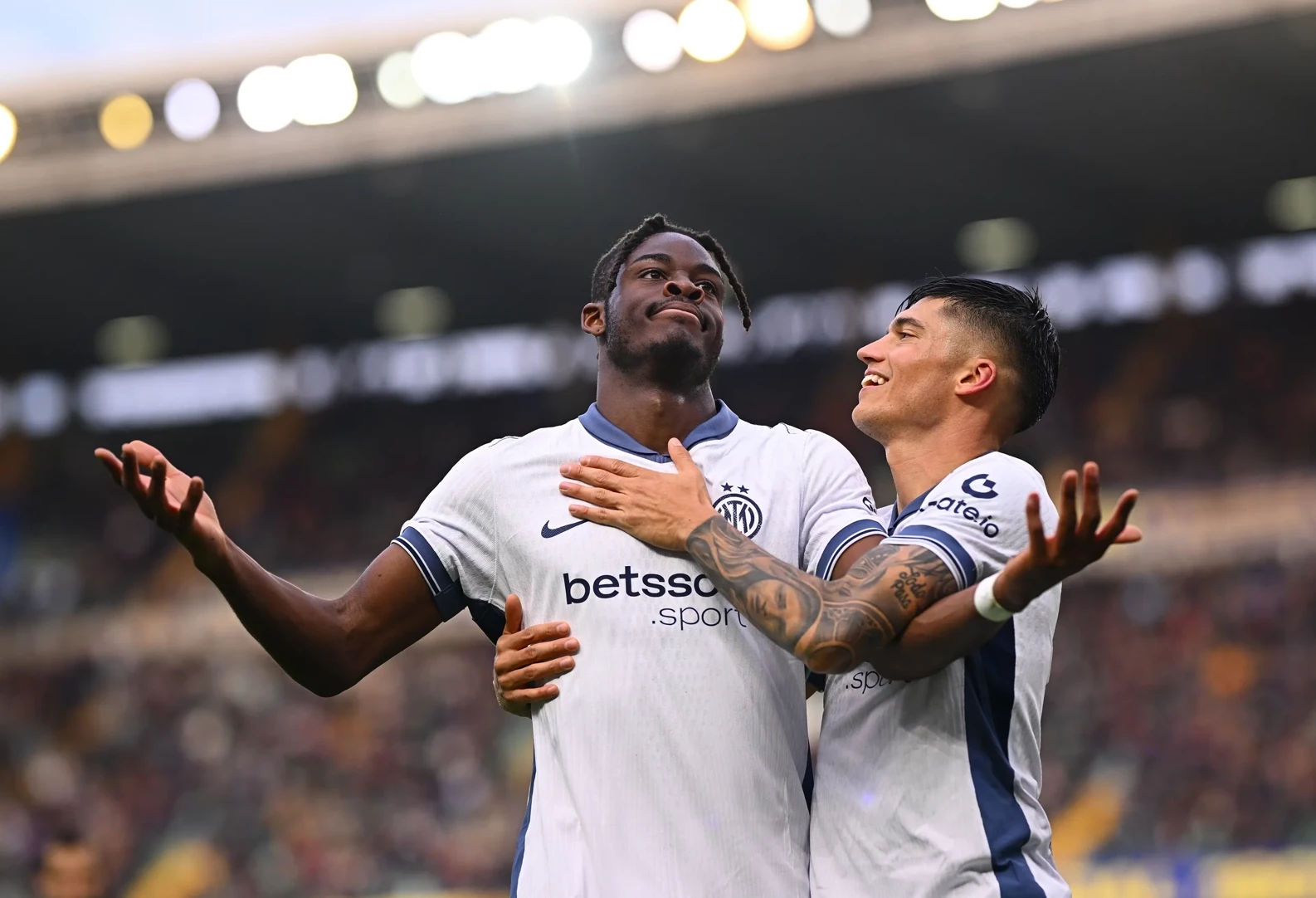 Vùi dập đối thủ, Inter Milan chiếm lấy ngôi đầu Serie A