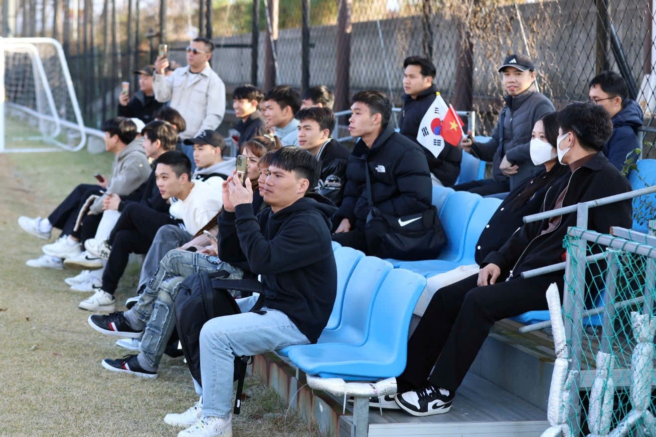 Người hâm mộ tại Hàn Quốc vượt đường xa, đến xem tuyển Việt Nam tập luyện