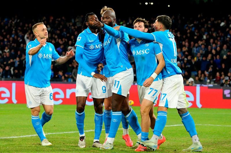 Đánh bại AS Roma, Napoli trở lại ngôi đầu