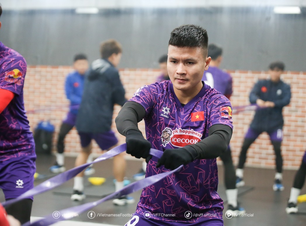 Quang Hải vẫn phải tập riêng, HLV Kim Sang Sik có cần lo lắng?